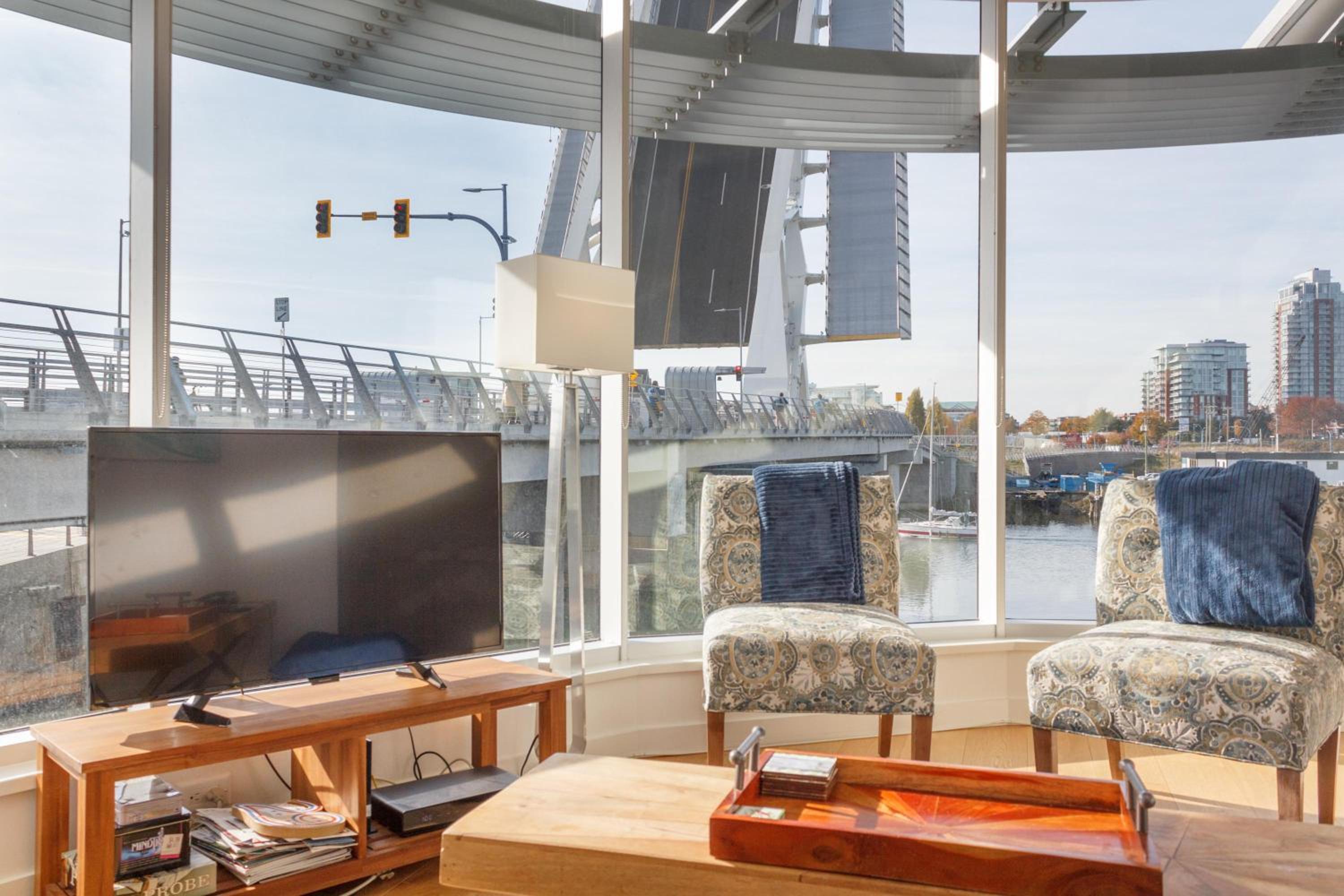 Sleek 2Br W Spectacular Johnson Bridge Views