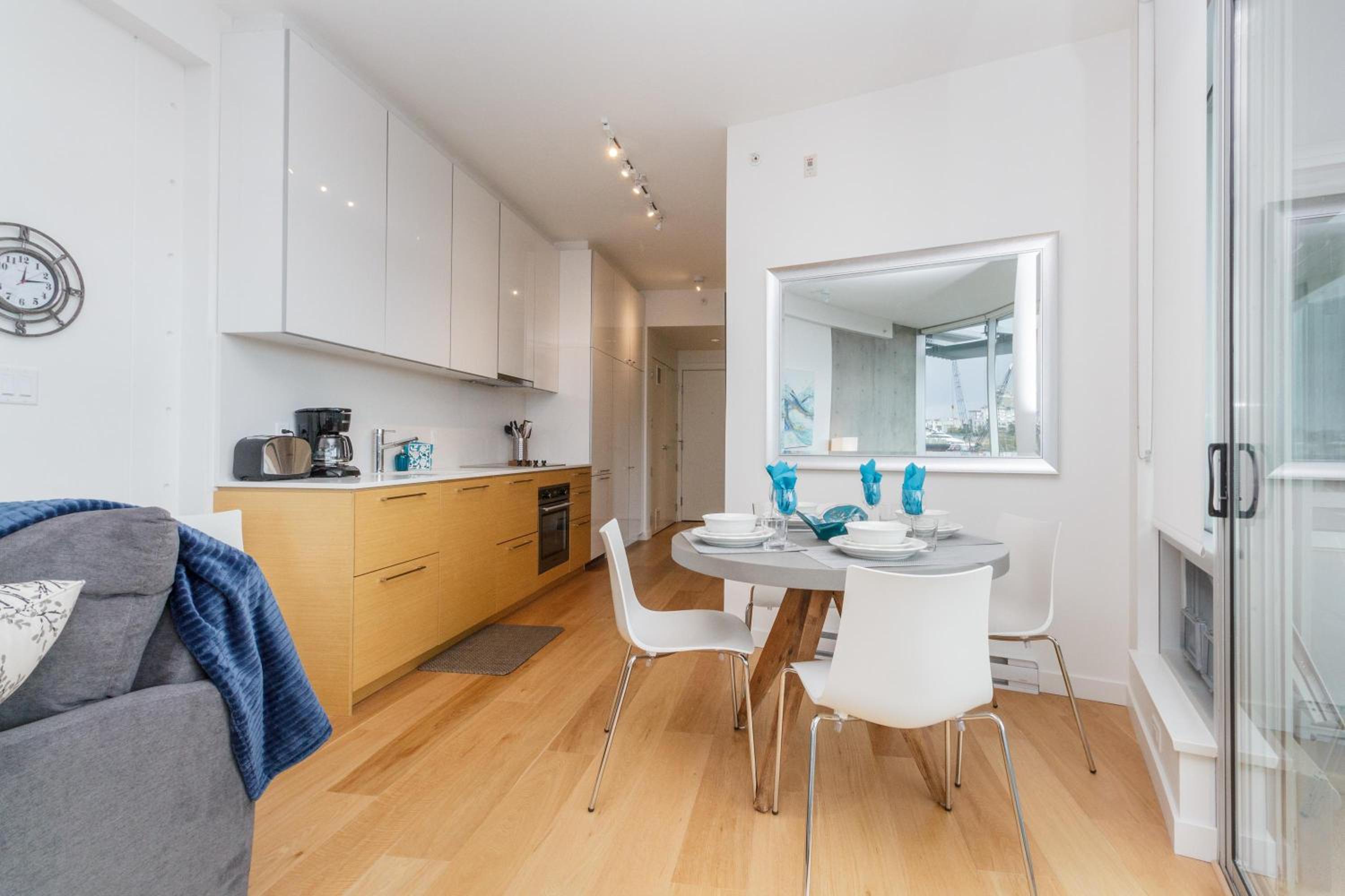 Sleek 2Br W Spectacular Johnson Bridge Views