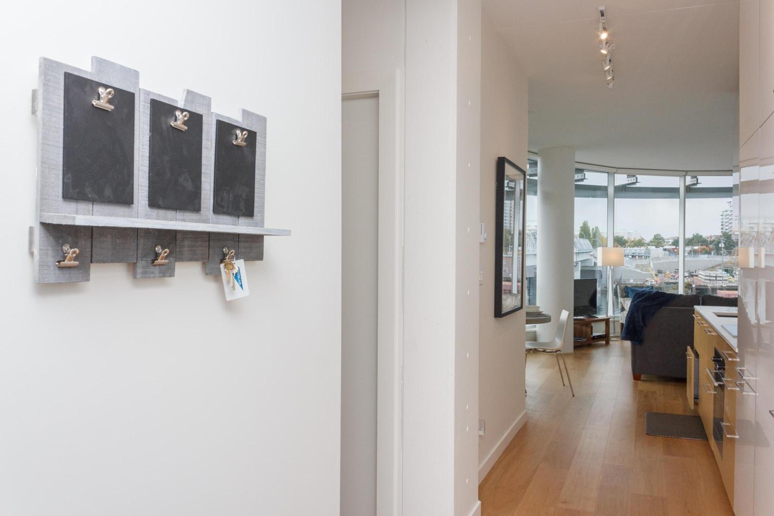 Sleek 2Br W Spectacular Johnson Bridge Views