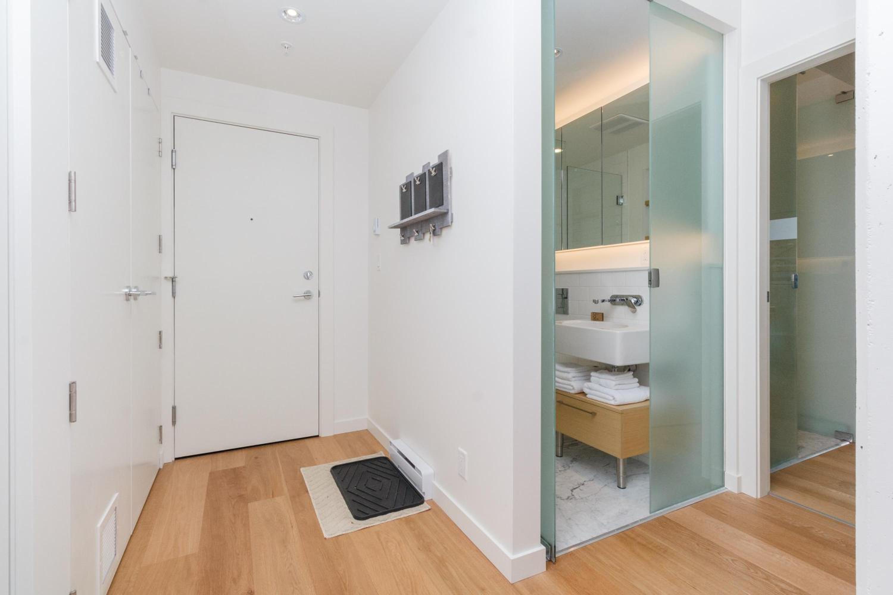 Sleek 2Br W Spectacular Johnson Bridge Views