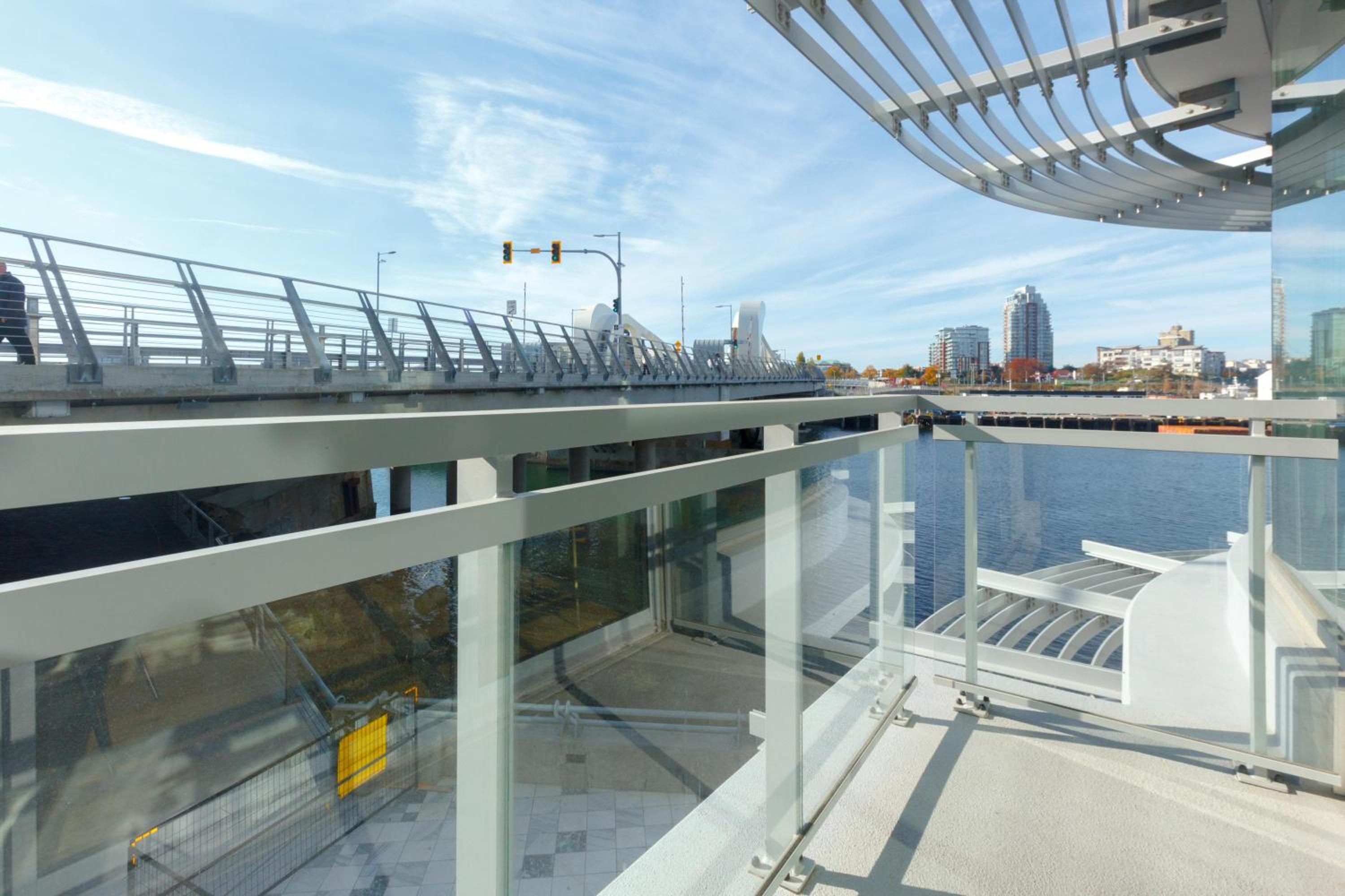 Sleek 2Br W Spectacular Johnson Bridge Views