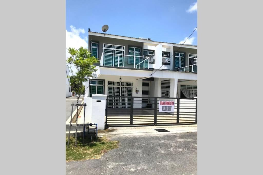 Near Draw Bridge and KT City - Ivana Homestay Unit E photo 1
