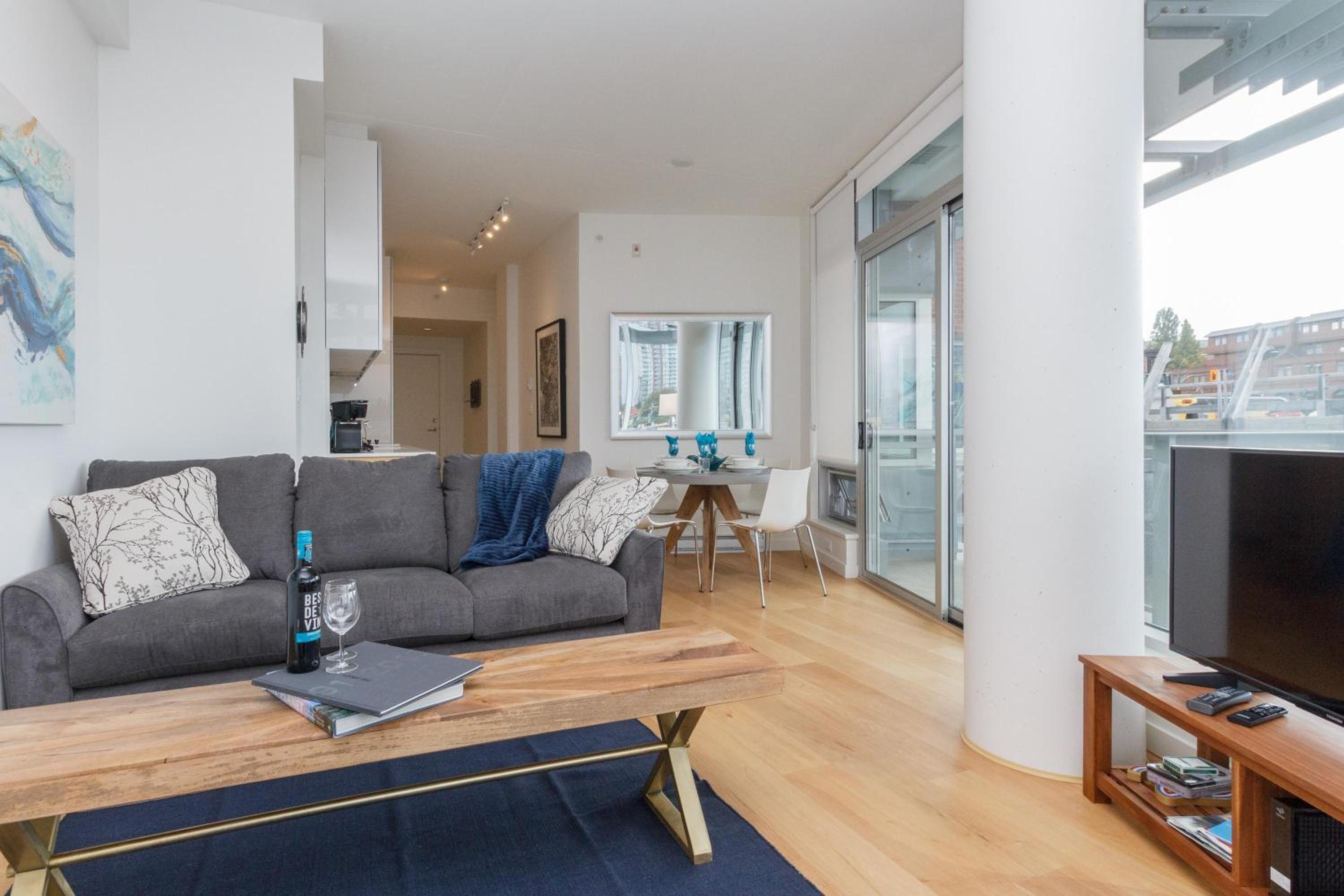 Sleek 2Br W Spectacular Johnson Bridge Views