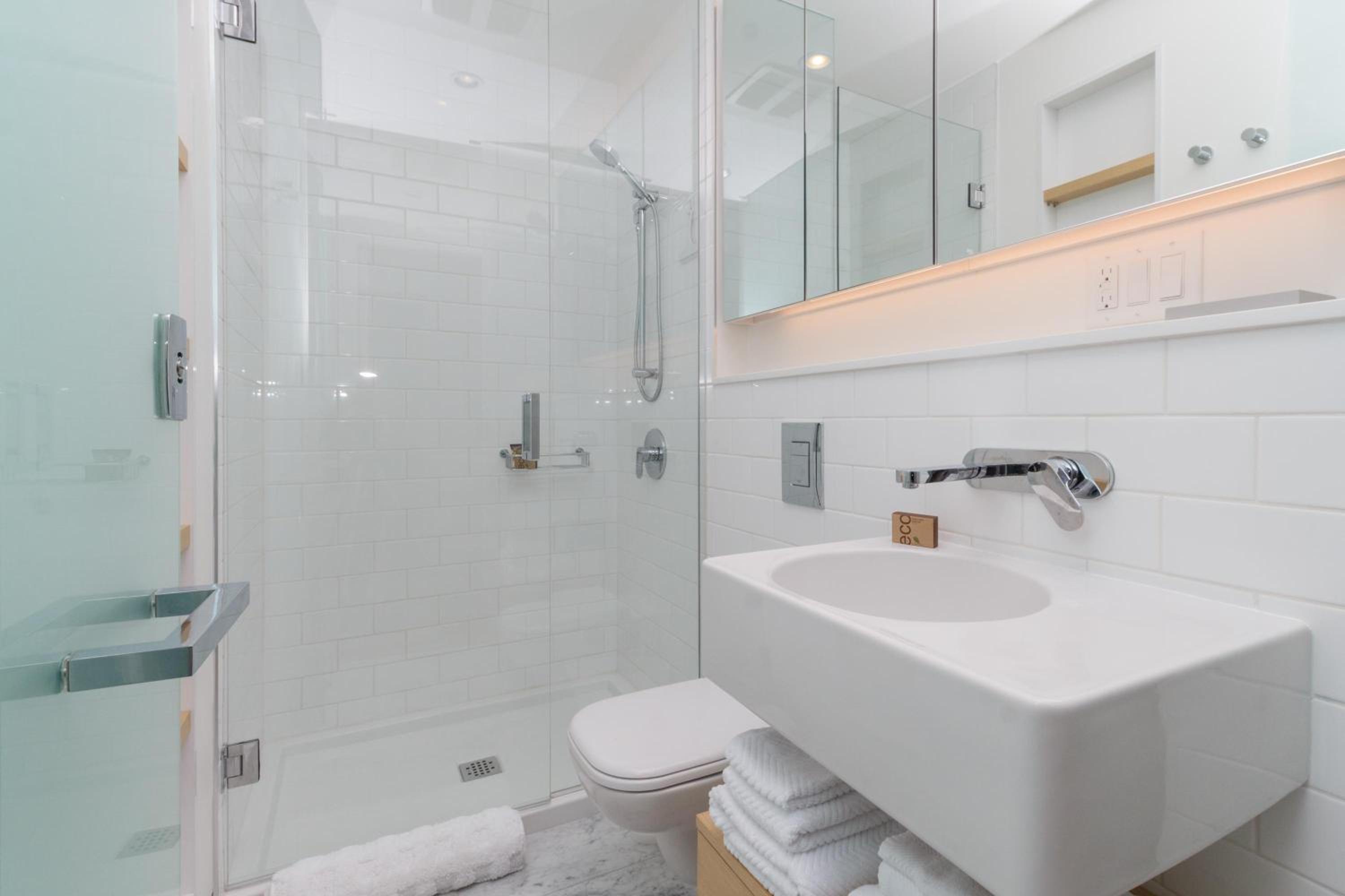 Sleek 2Br W Spectacular Johnson Bridge Views