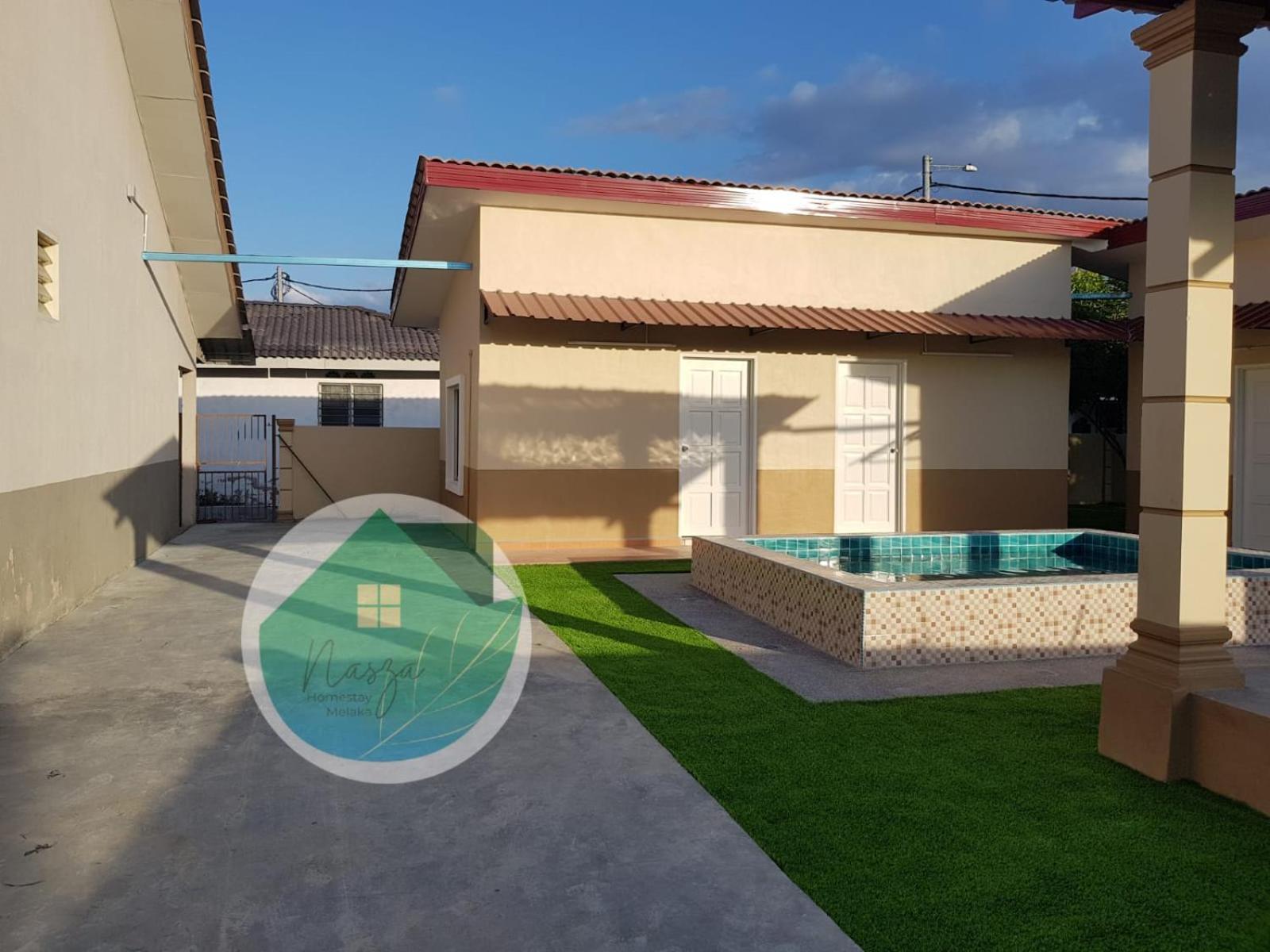 Swimming pool with 5 bedroom house Full AC near Stadium Hang Jebat photo 1