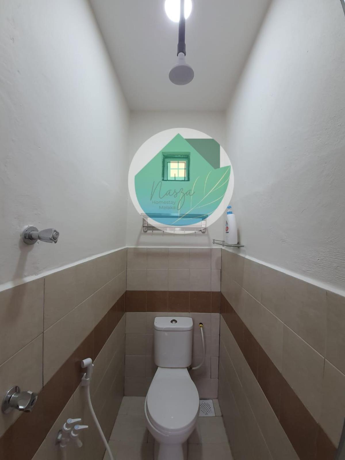 Swimming pool with 5 bedroom house Full AC near Stadium Hang Jebat photo 3