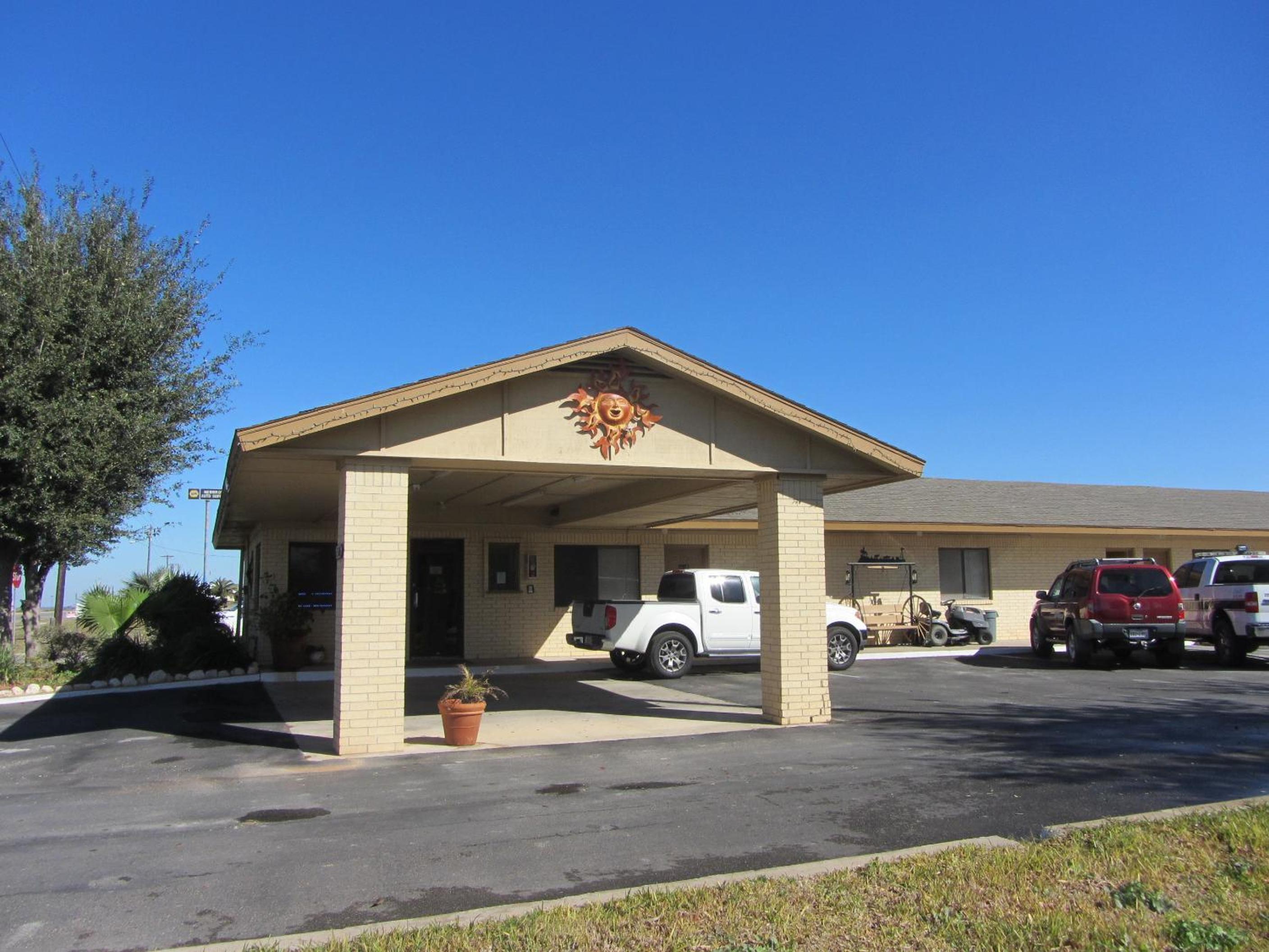 Hebbronville Executive Inn
