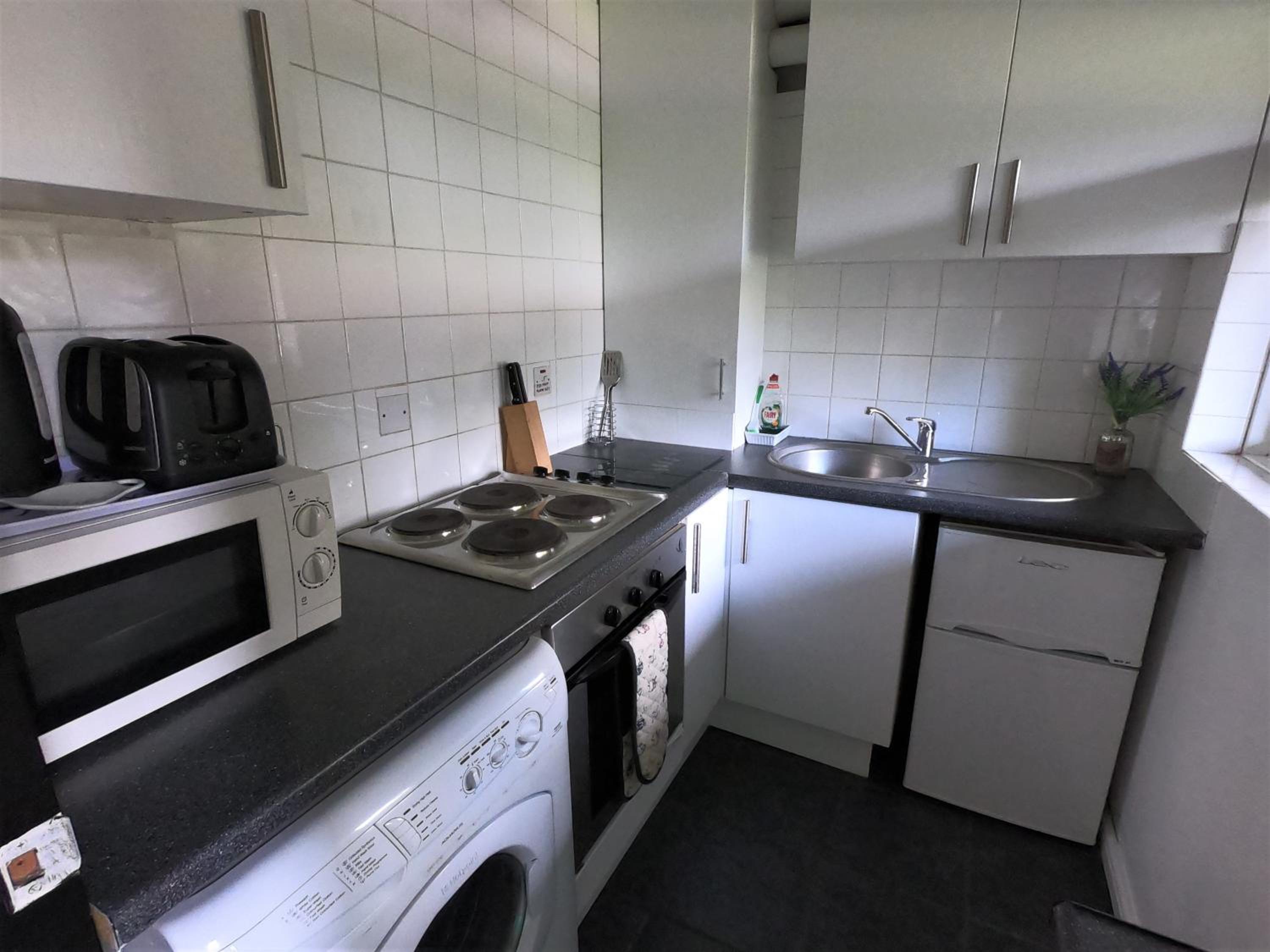 Town Centre Studio Flat! view 4