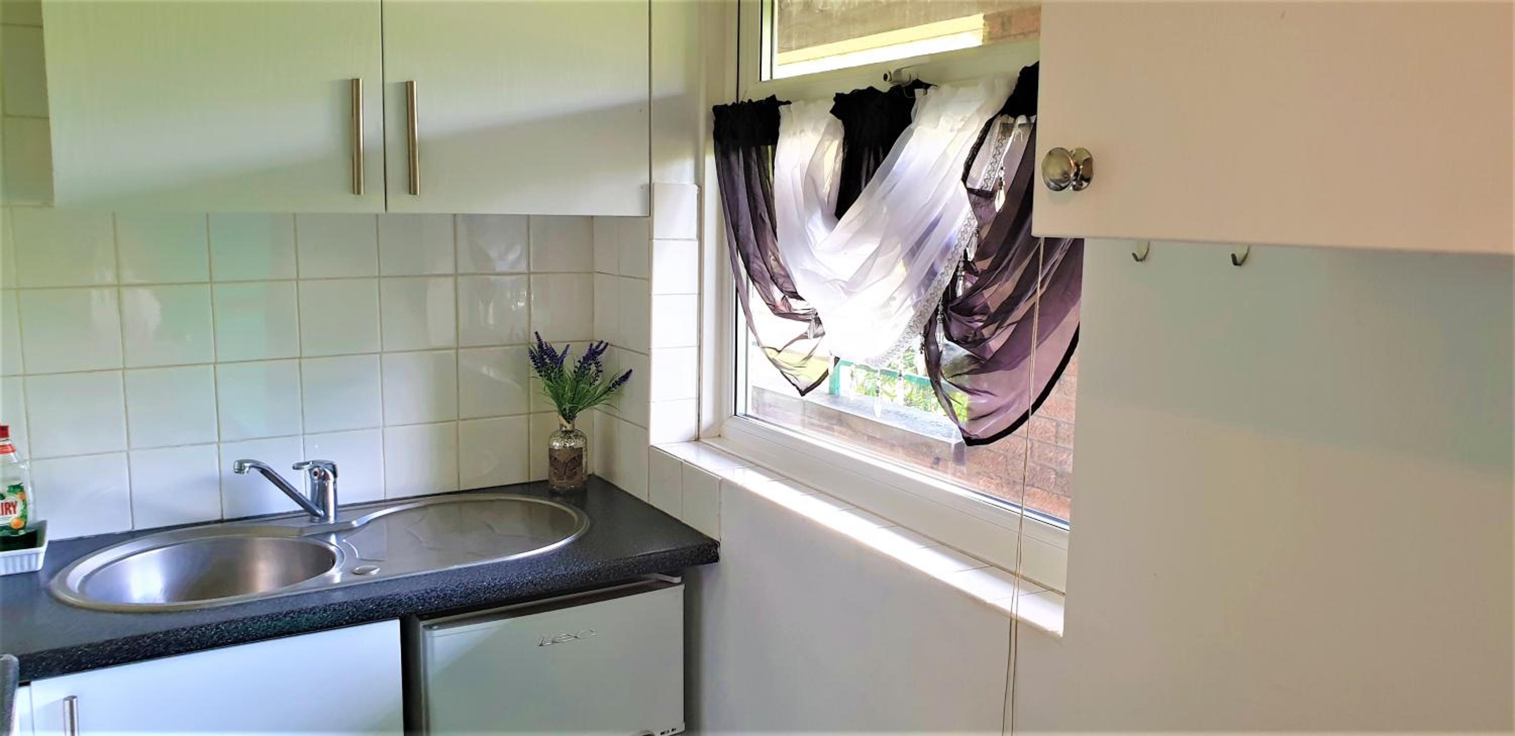 Town Centre Studio Flat! view 3