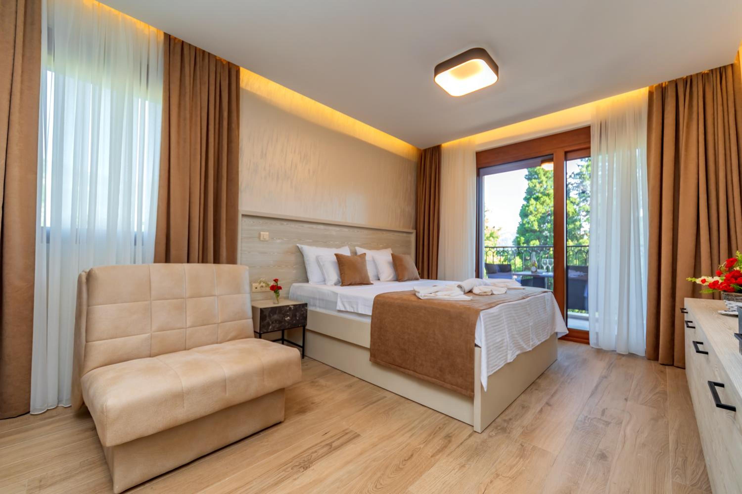 Luxury Apartments Queen view 3