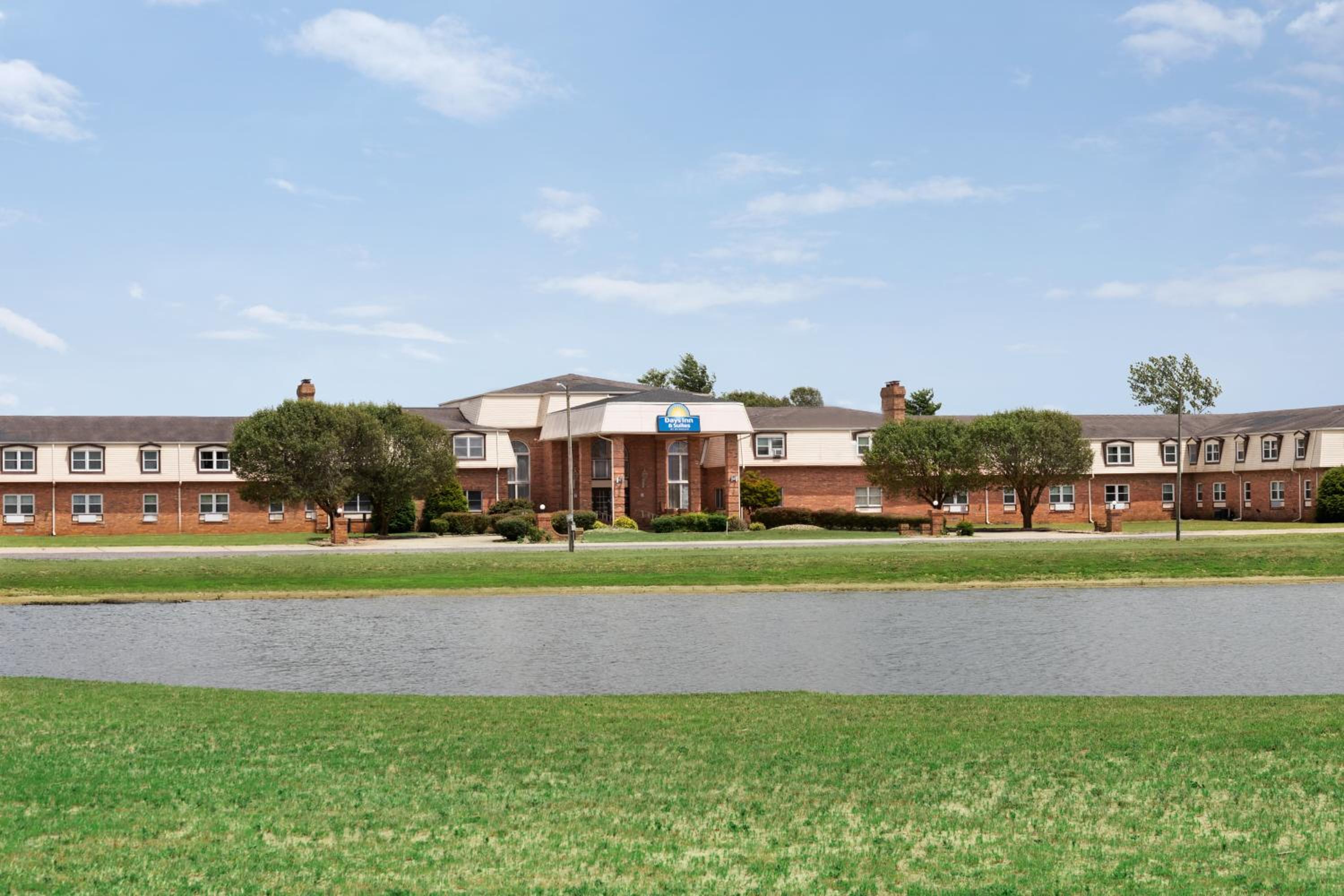Sikeston Vacations - Days Inn and Suites by Wyndham Sikeston - Property Image 1