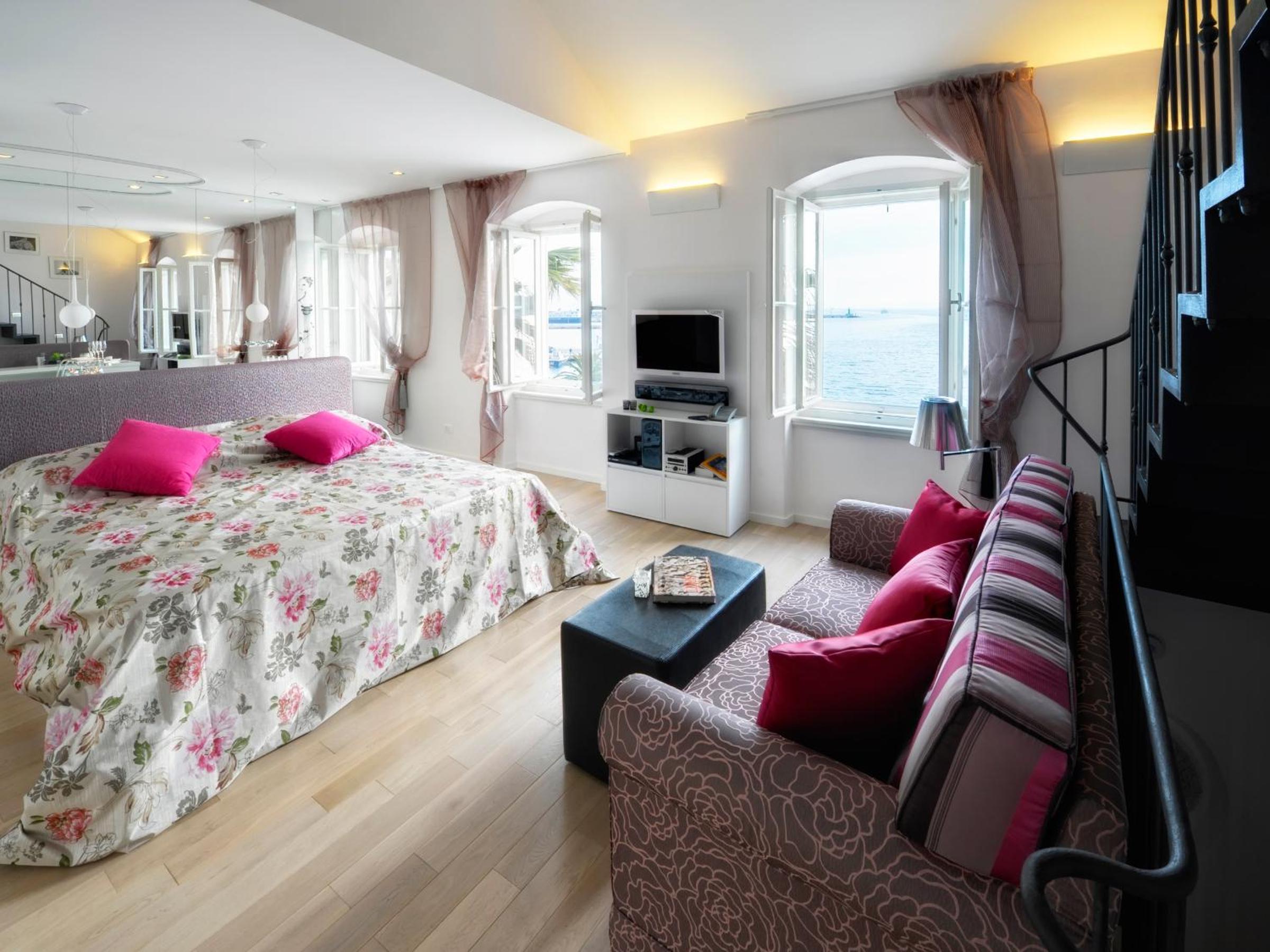 Riva Luxury Suites photo 2