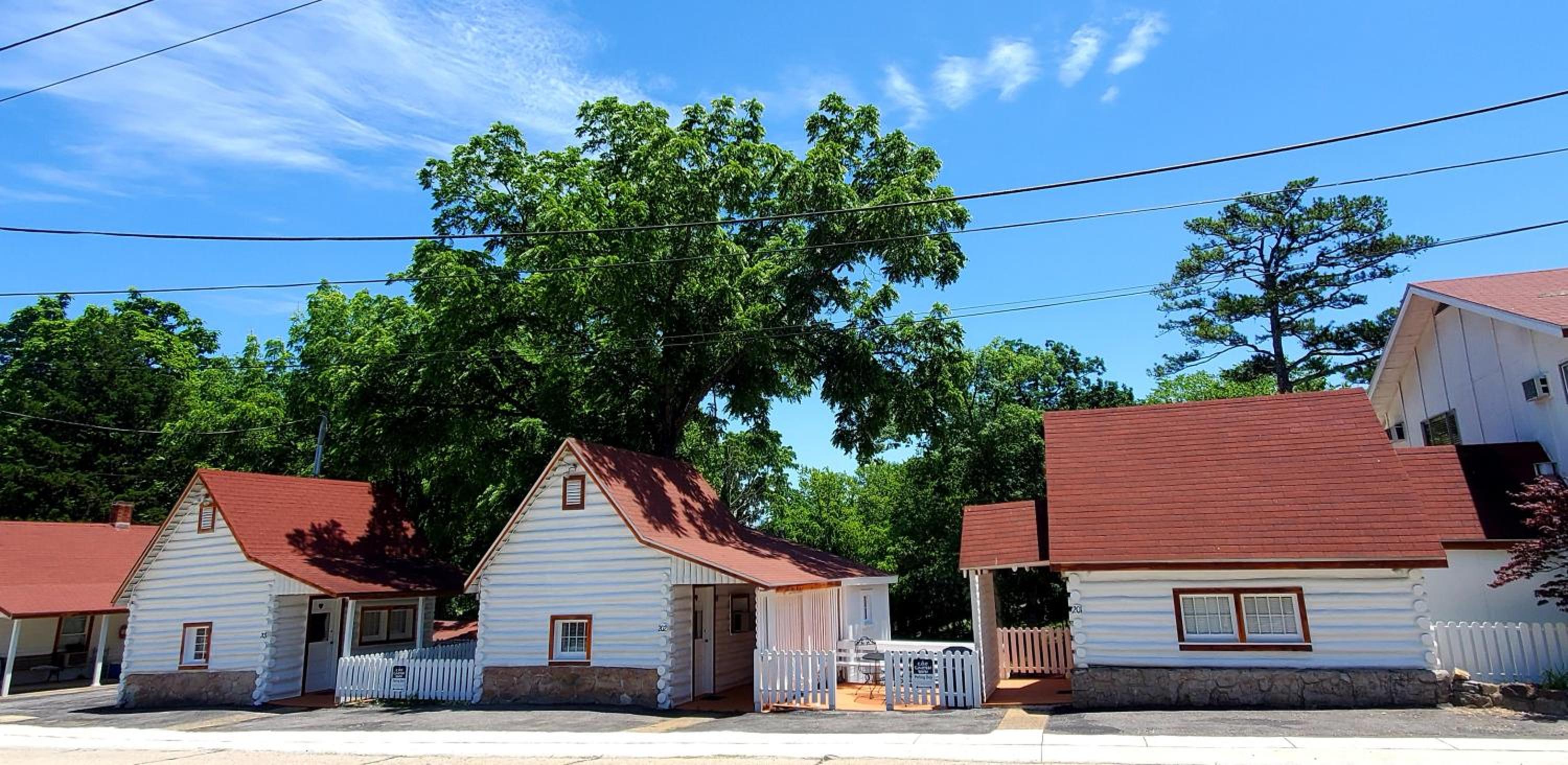 Hotel Log Cabin Inn - Image 1