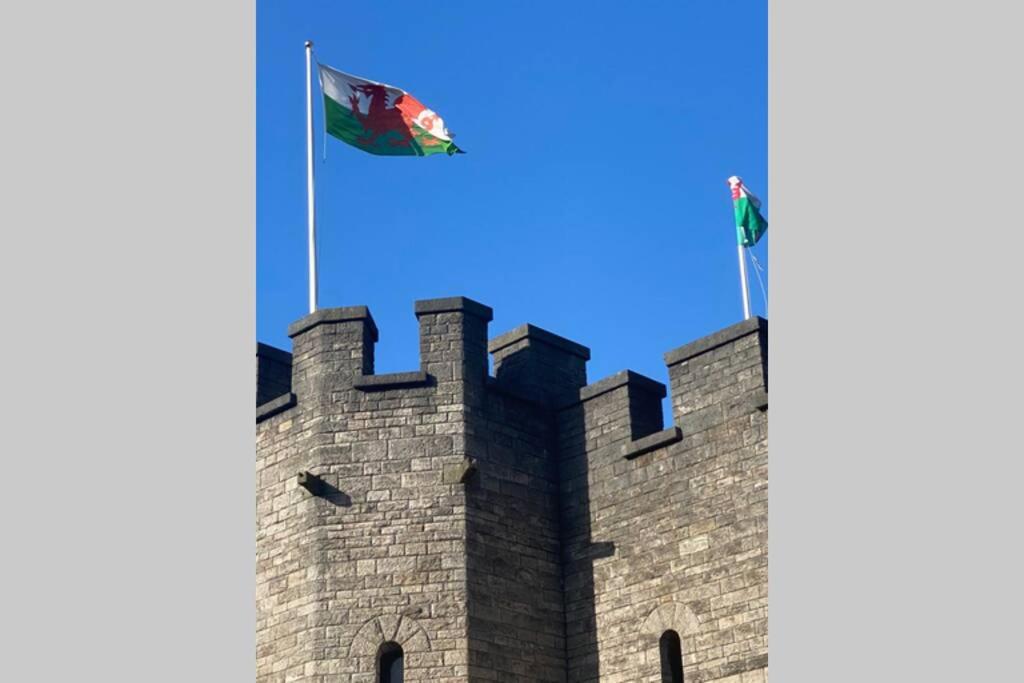 Hotel Lushlets - Riverside City Centre House with Hot tub and pool table - great for groups! - Image 1