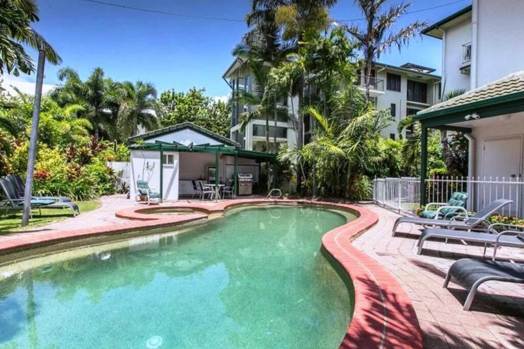 Trinity Beach Vacations - The Beach House 3BR Waterfront Apartment, Own WIFI - Property Image 9