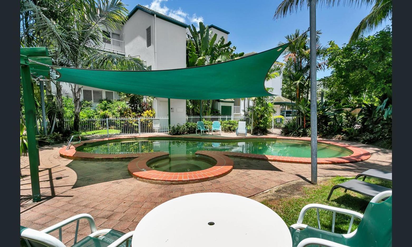 Trinity Beach Vacations - The Beach House 3BR Waterfront Apartment, Own WIFI - Property Image 10