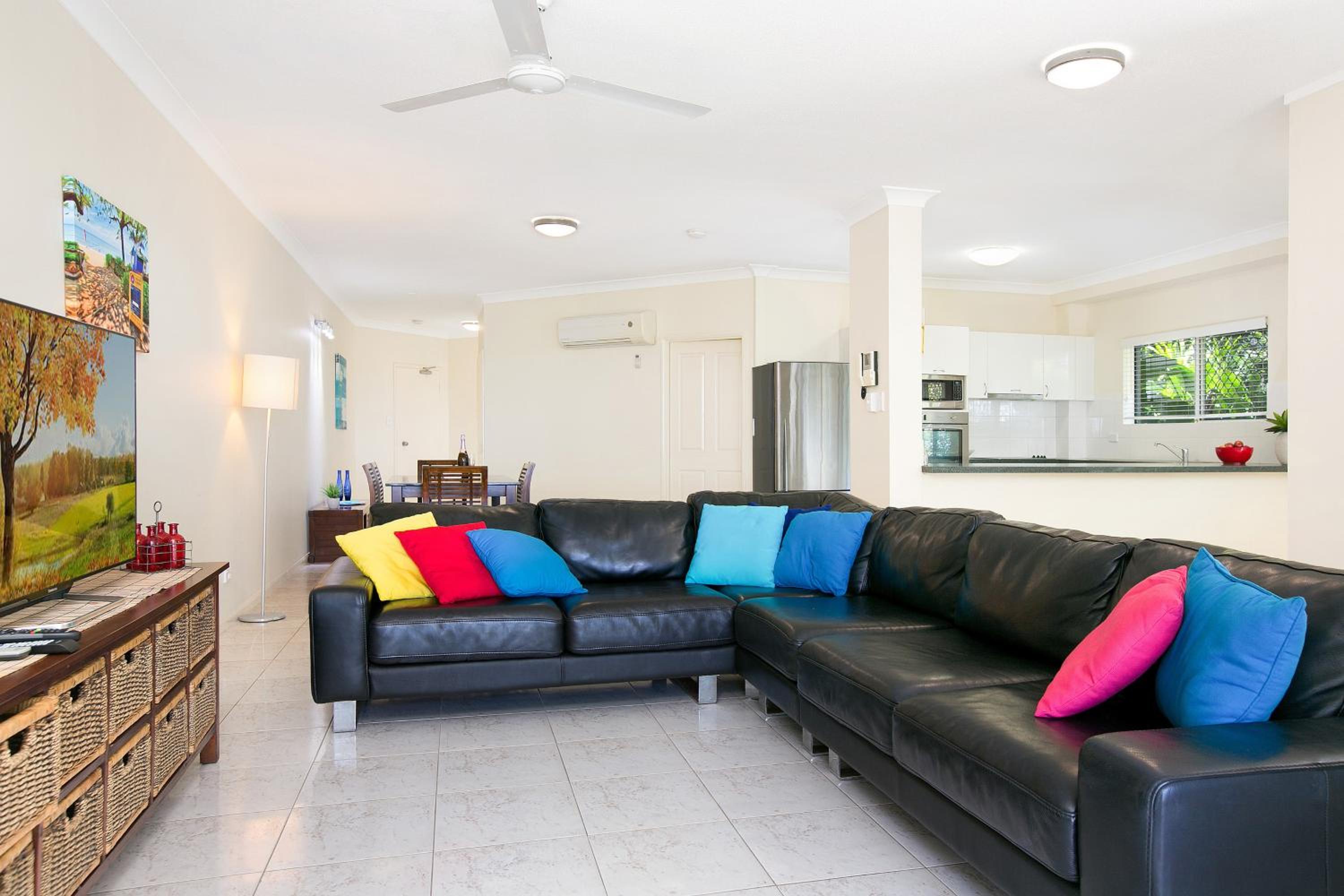 Trinity Beach Vacations - The Beach House 3BR Waterfront Apartment, Own WIFI - Property Image 3