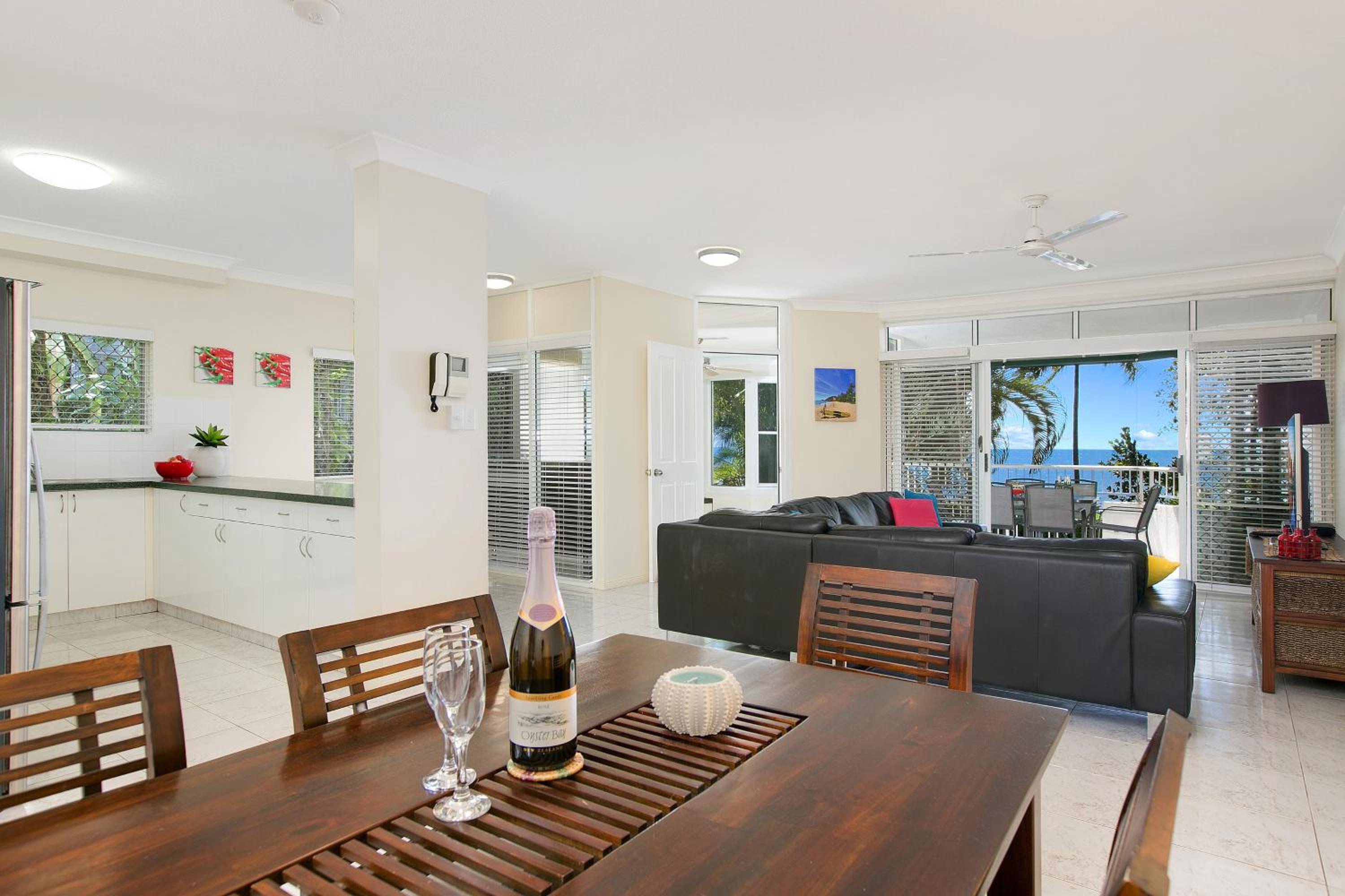 Trinity Beach Vacations - The Beach House 3BR Waterfront Apartment, Own WIFI - Property Image 4