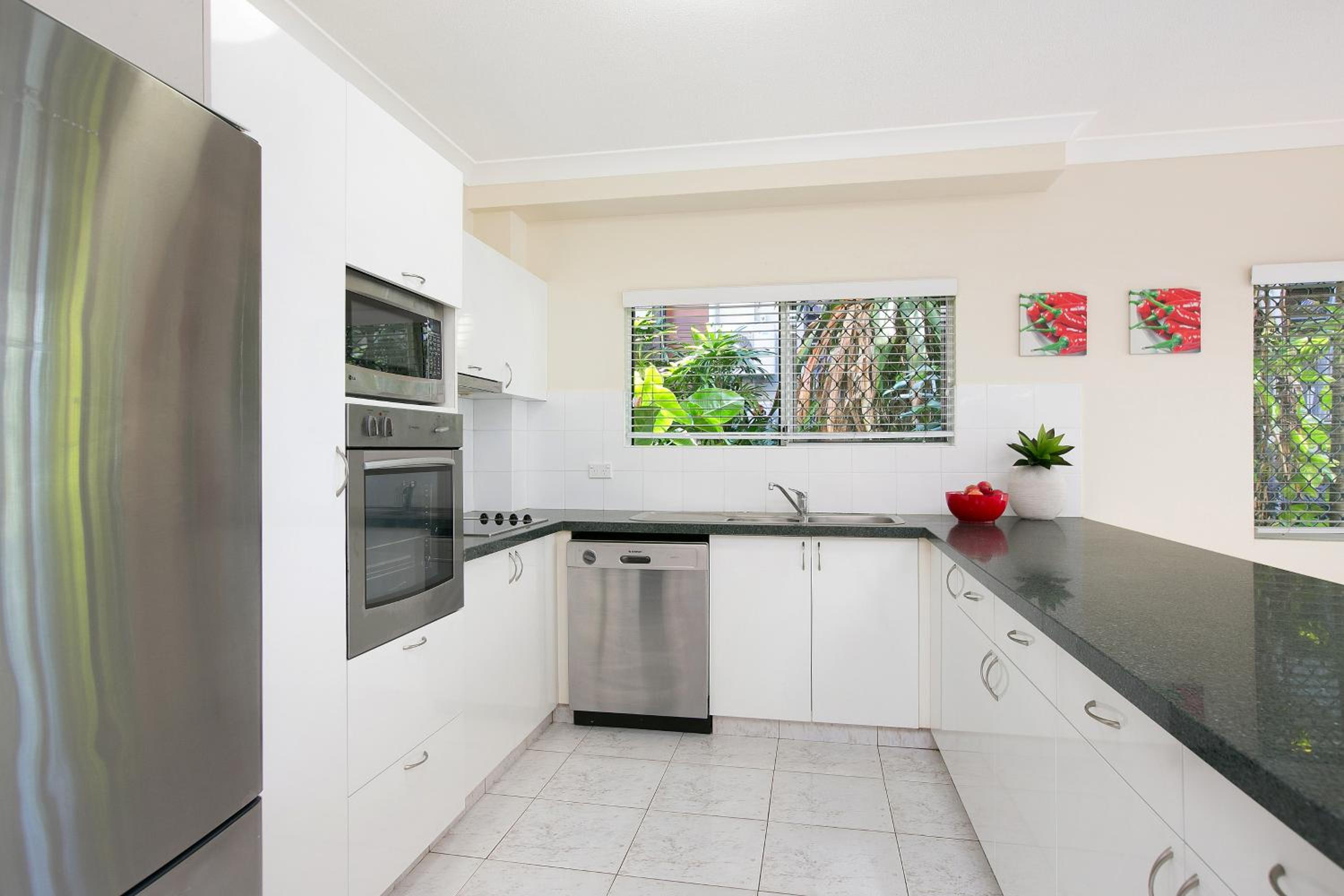 Trinity Beach Vacations - The Beach House 3BR Waterfront Apartment, Own WIFI - Property Image 5