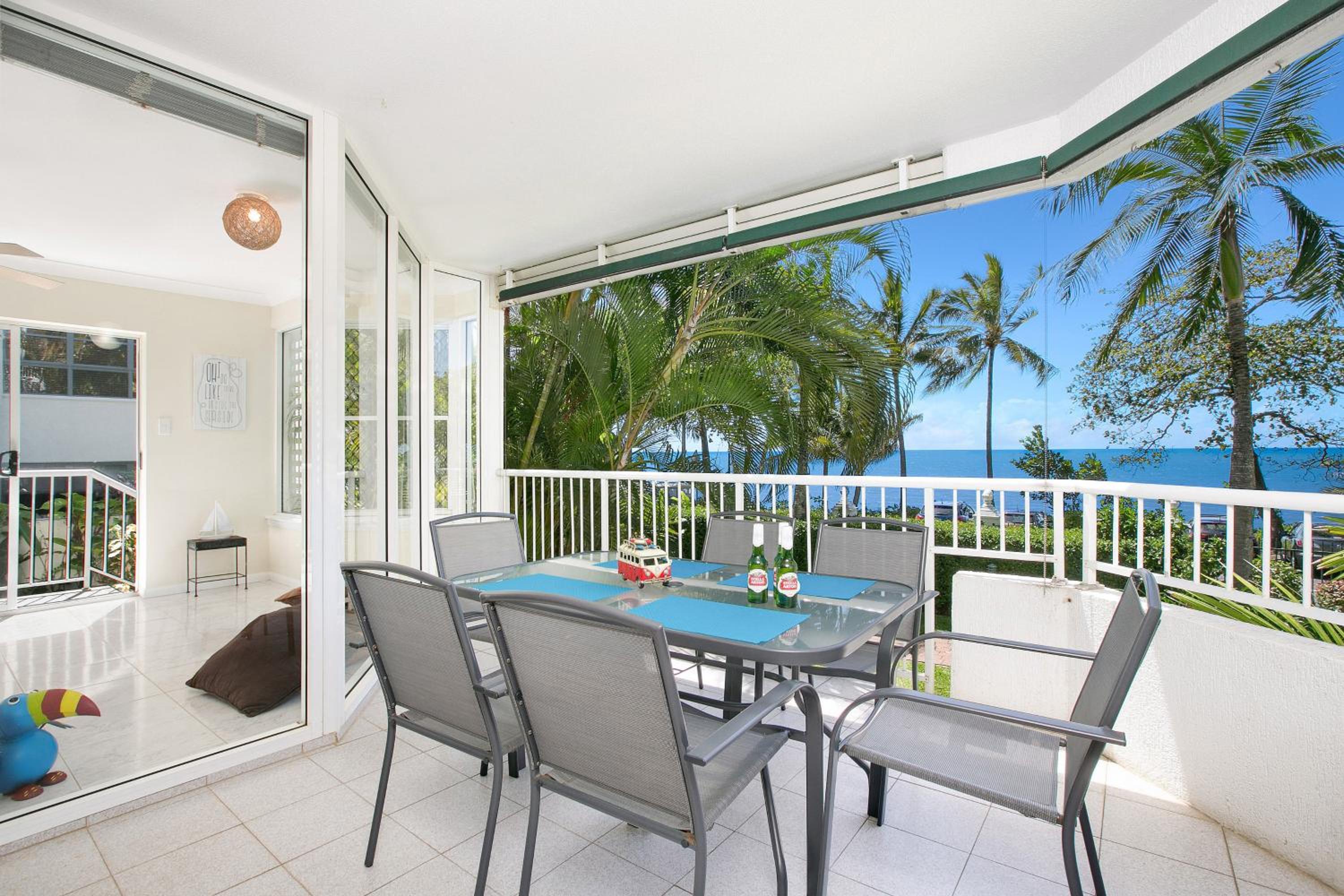 Trinity Beach Vacations - The Beach House 3BR Waterfront Apartment, Own WIFI - Property Image 1