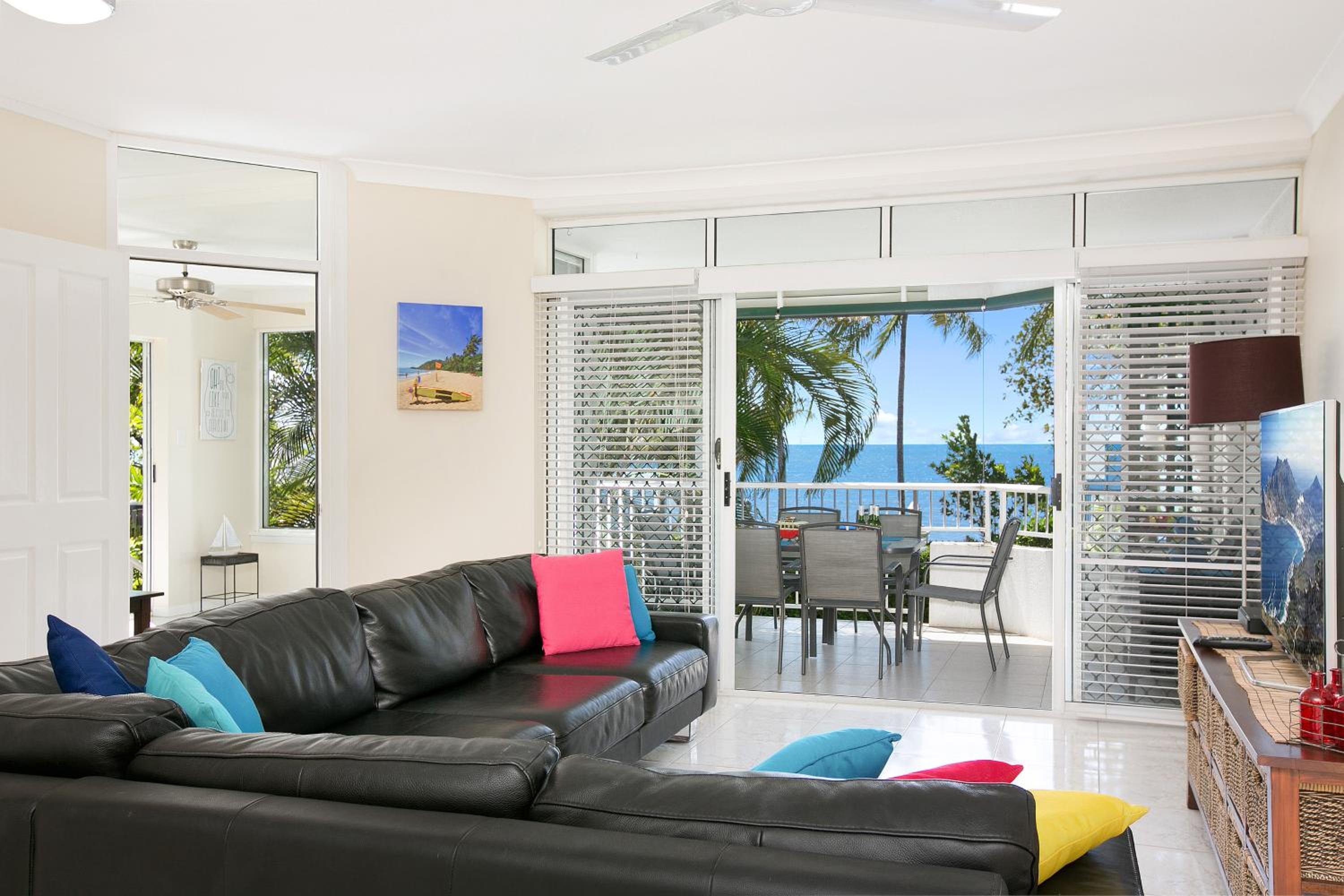 Trinity Beach Vacations - The Beach House 3BR Waterfront Apartment, Own WIFI - Property Image 2