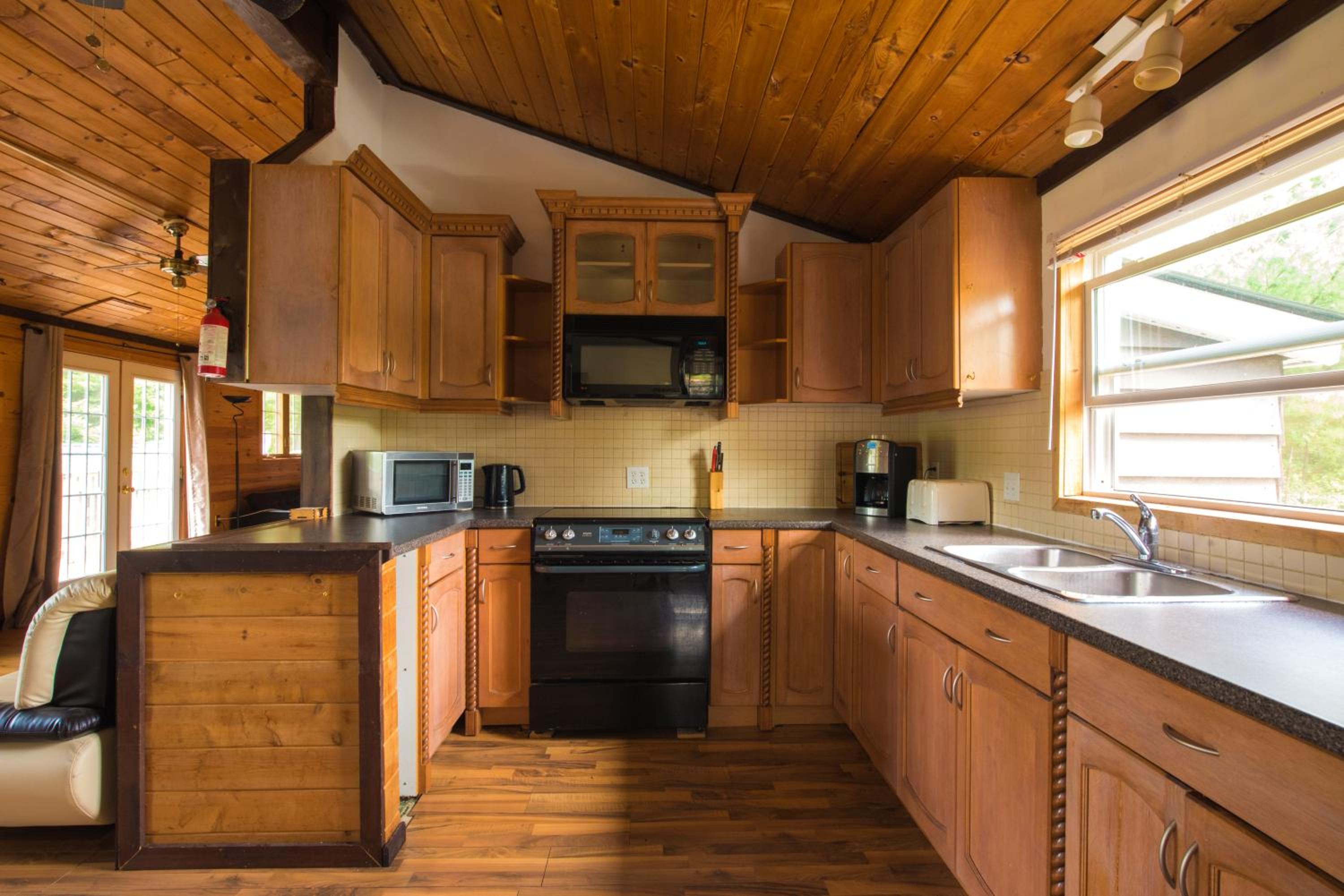 Beautiful 3 Bdrm + Bunkie Waterfront Cottage Near Gull Lake