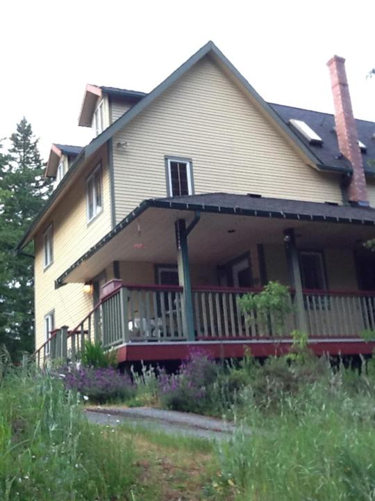 Sooke Vacations - Wisteria Honeymoon Cottage - Property Image 3