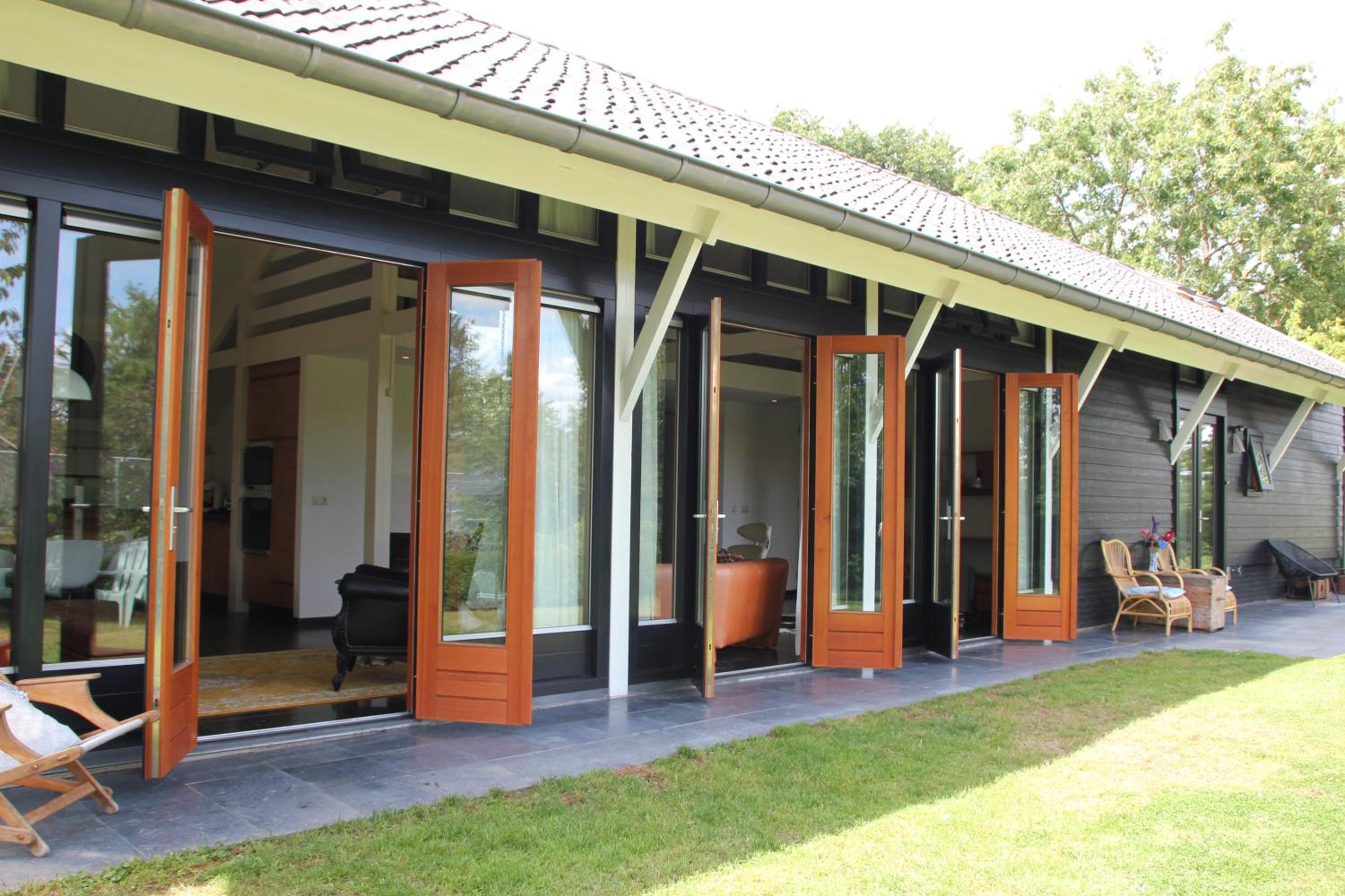 Familiehuis De Betuwe met prive kunstgras tennisbaan en sauna view 3
