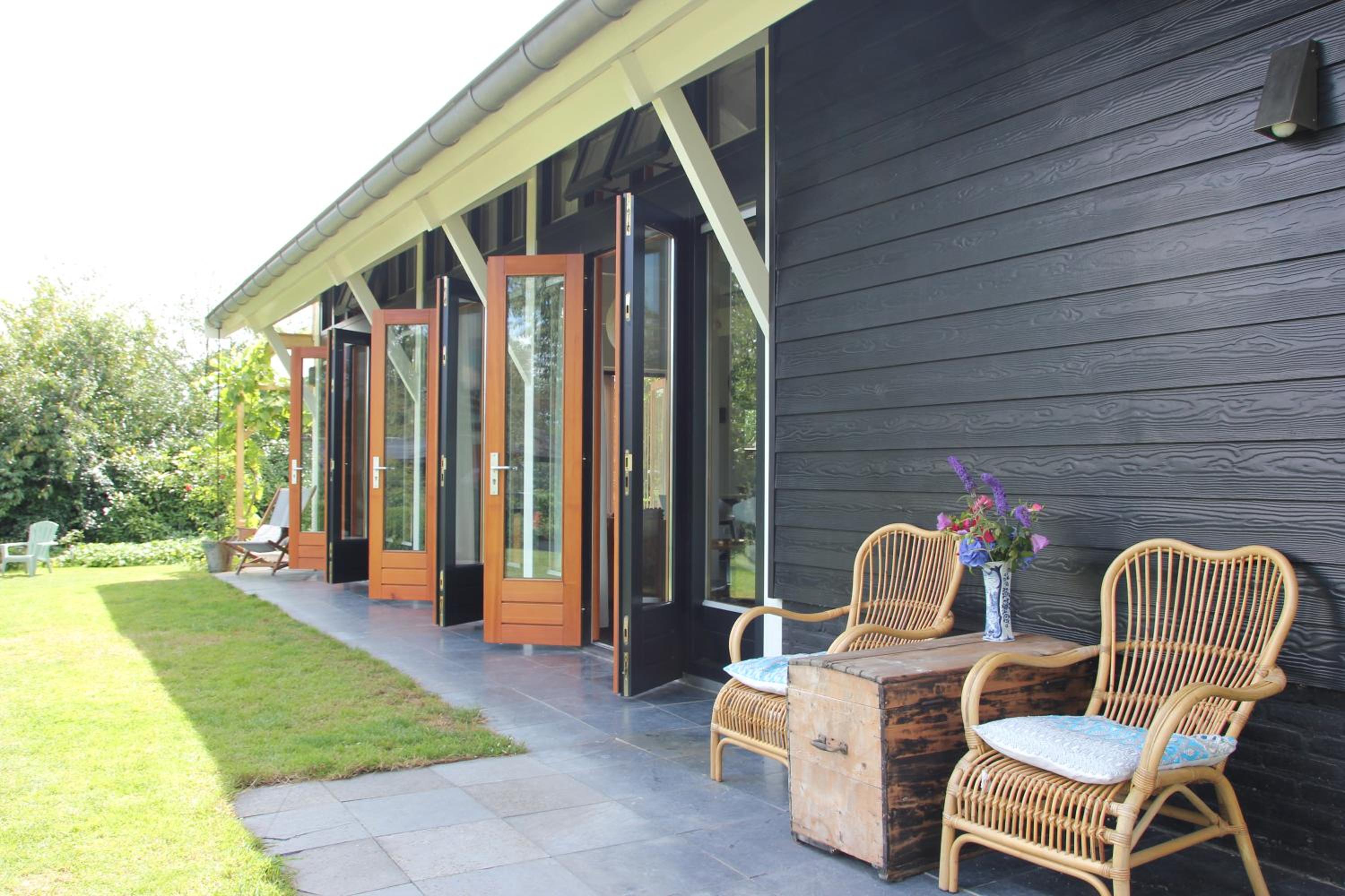 Familiehuis De Betuwe met prive kunstgras tennisbaan en sauna view 2