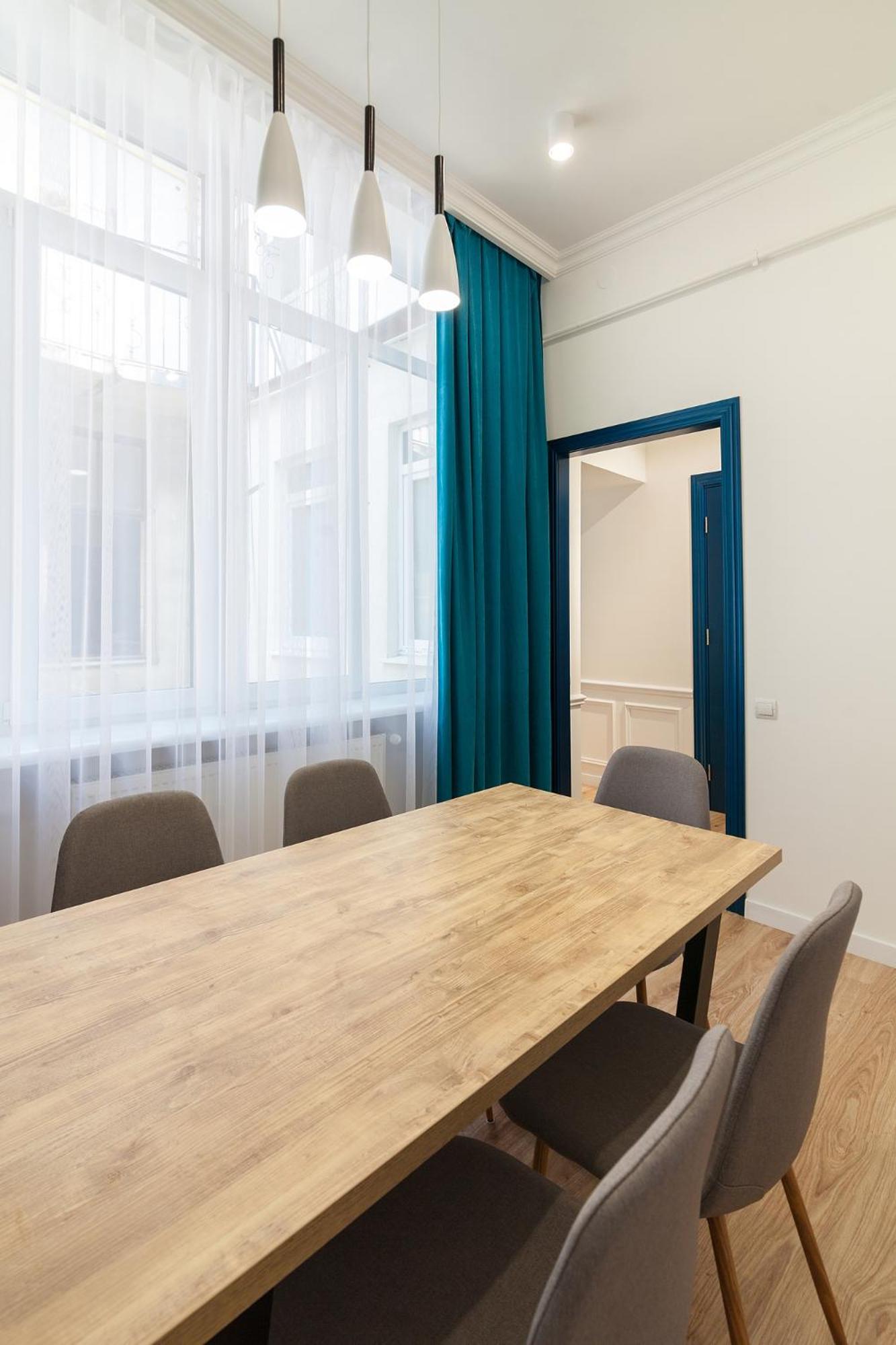 LEOGRAND Three Bedrooms VIP Apartments on Kniazia Romana 12 view 3