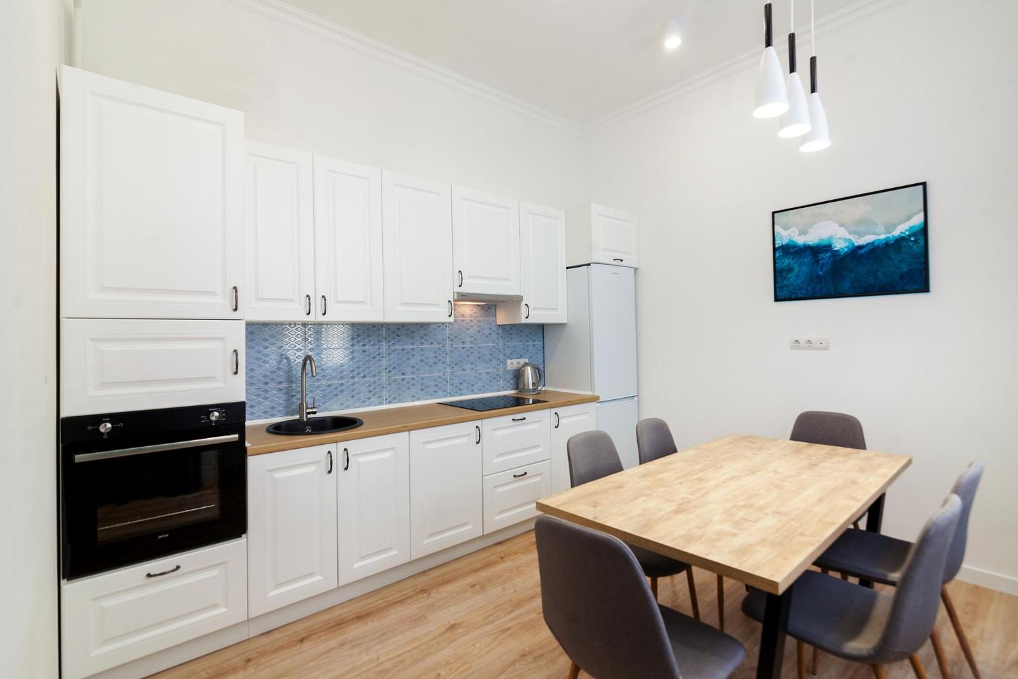 LEOGRAND Three Bedrooms VIP Apartments on Kniazia Romana 12 view 2