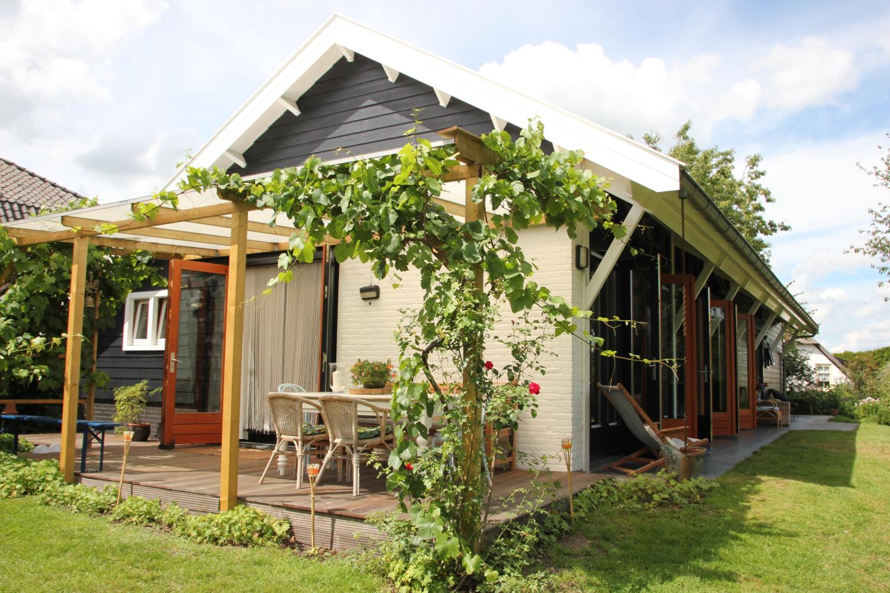 Familiehuis De Betuwe met prive kunstgras tennisbaan en sauna view 5