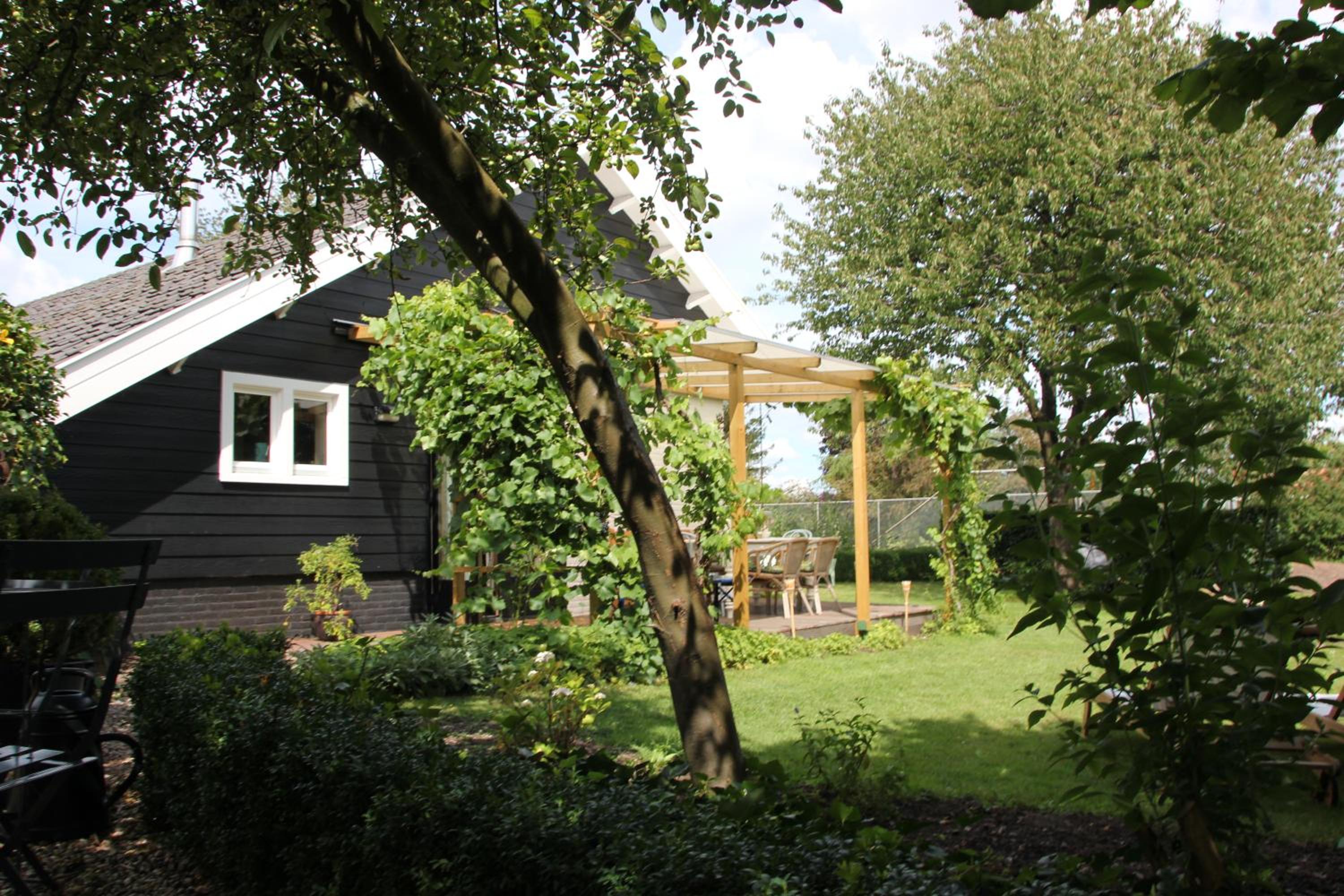 Familiehuis De Betuwe met prive kunstgras tennisbaan en sauna view 4