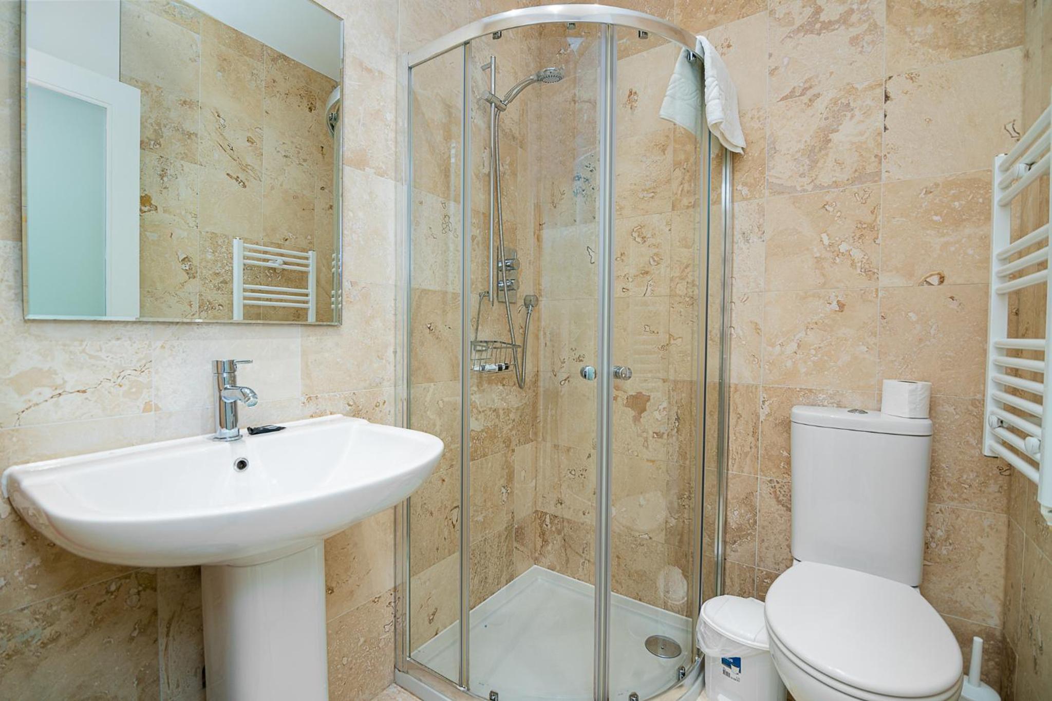 Modern 1 Bed Flat in Holborn, London for up to 2 people with free wifi photo 4