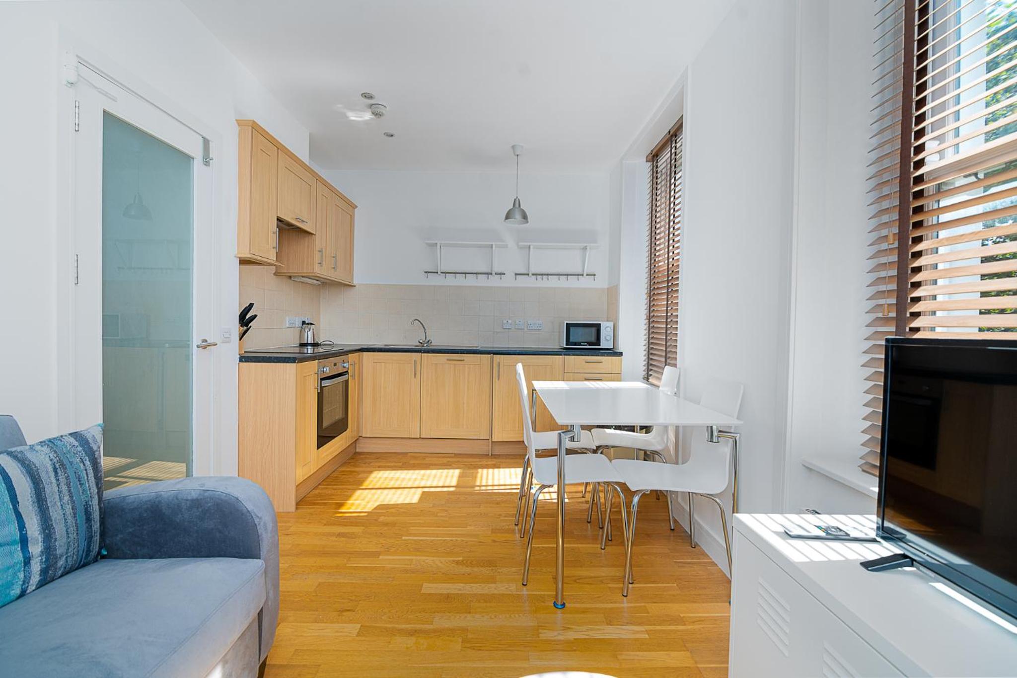 Modern 1 Bed Flat in Holborn, London for up to 2 people with free wifi photo 5
