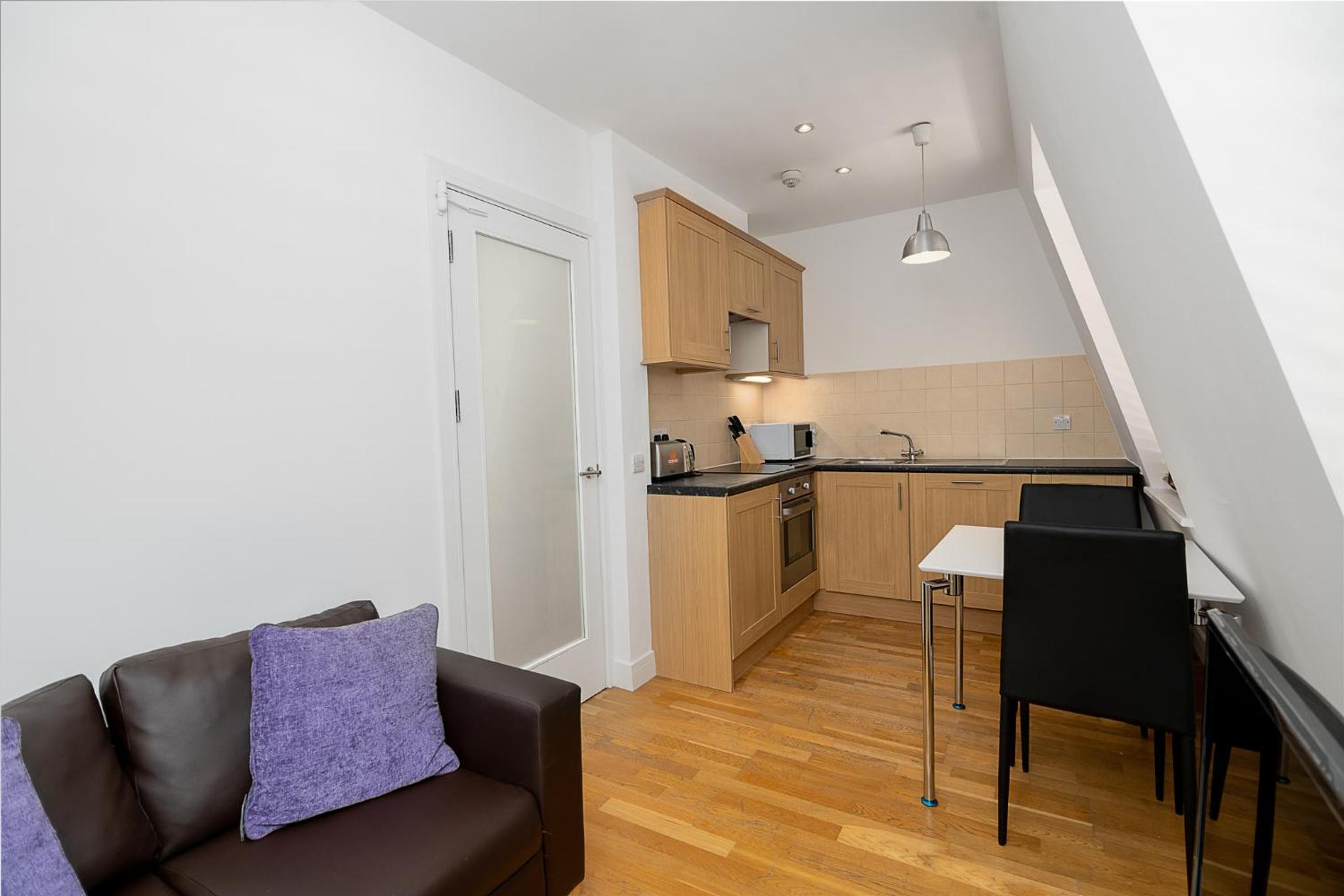 Modern 1 Bed Flat for up to 2 people in Holborn, London with free wifi
