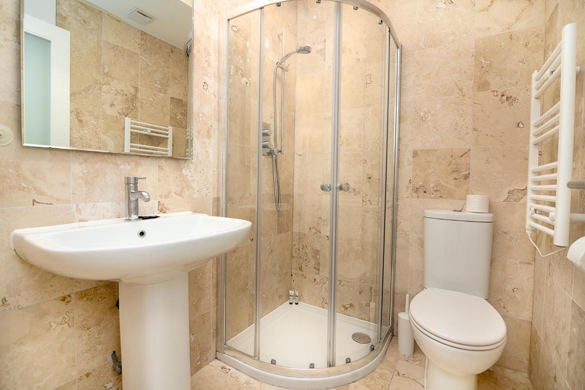 Modern 1 Bed Flat for up to 2 people in Holborn, London with free wifi