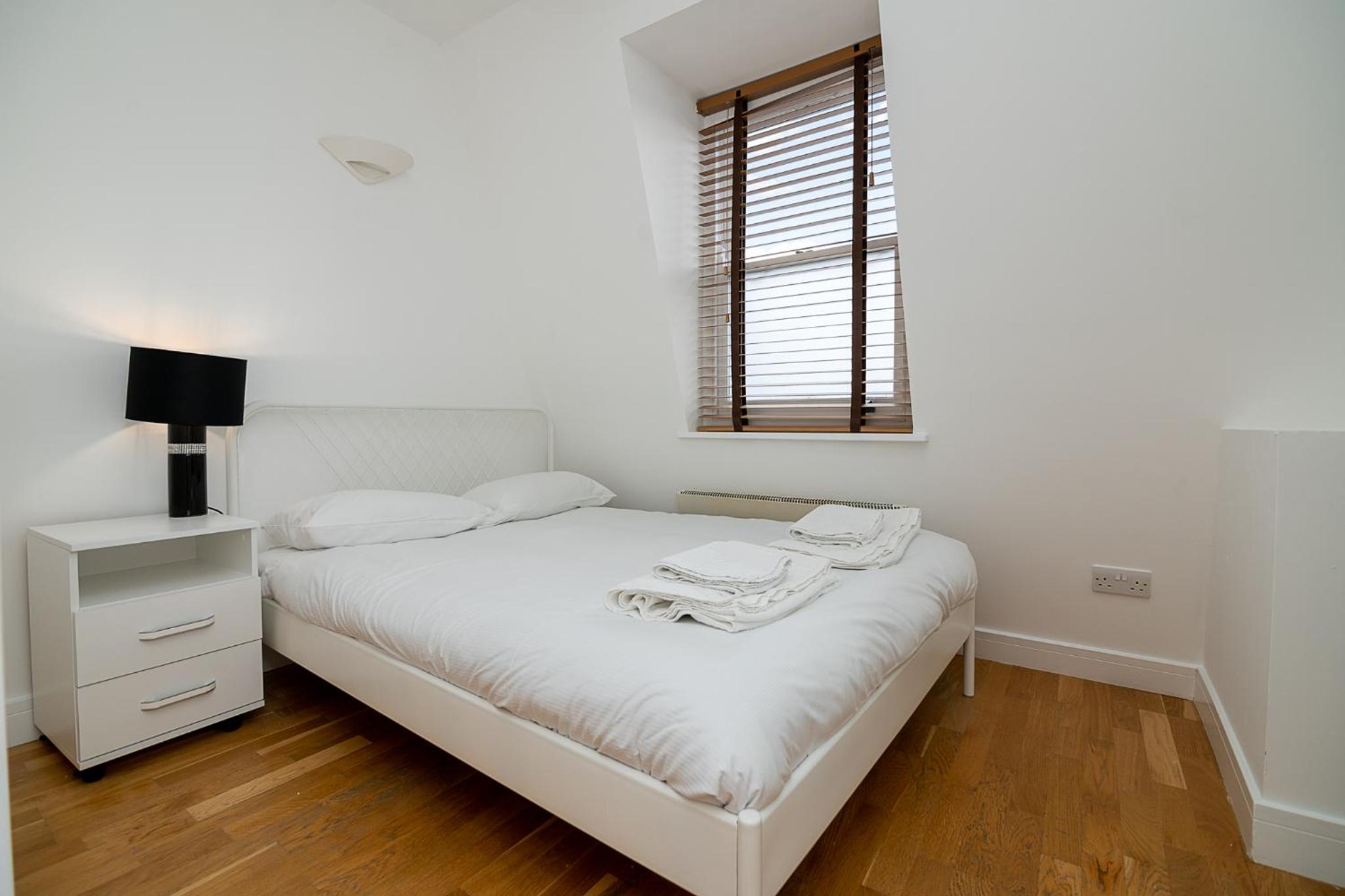 Modern 1 Bed Flat for up to 2 people in Holborn, London with free wifi