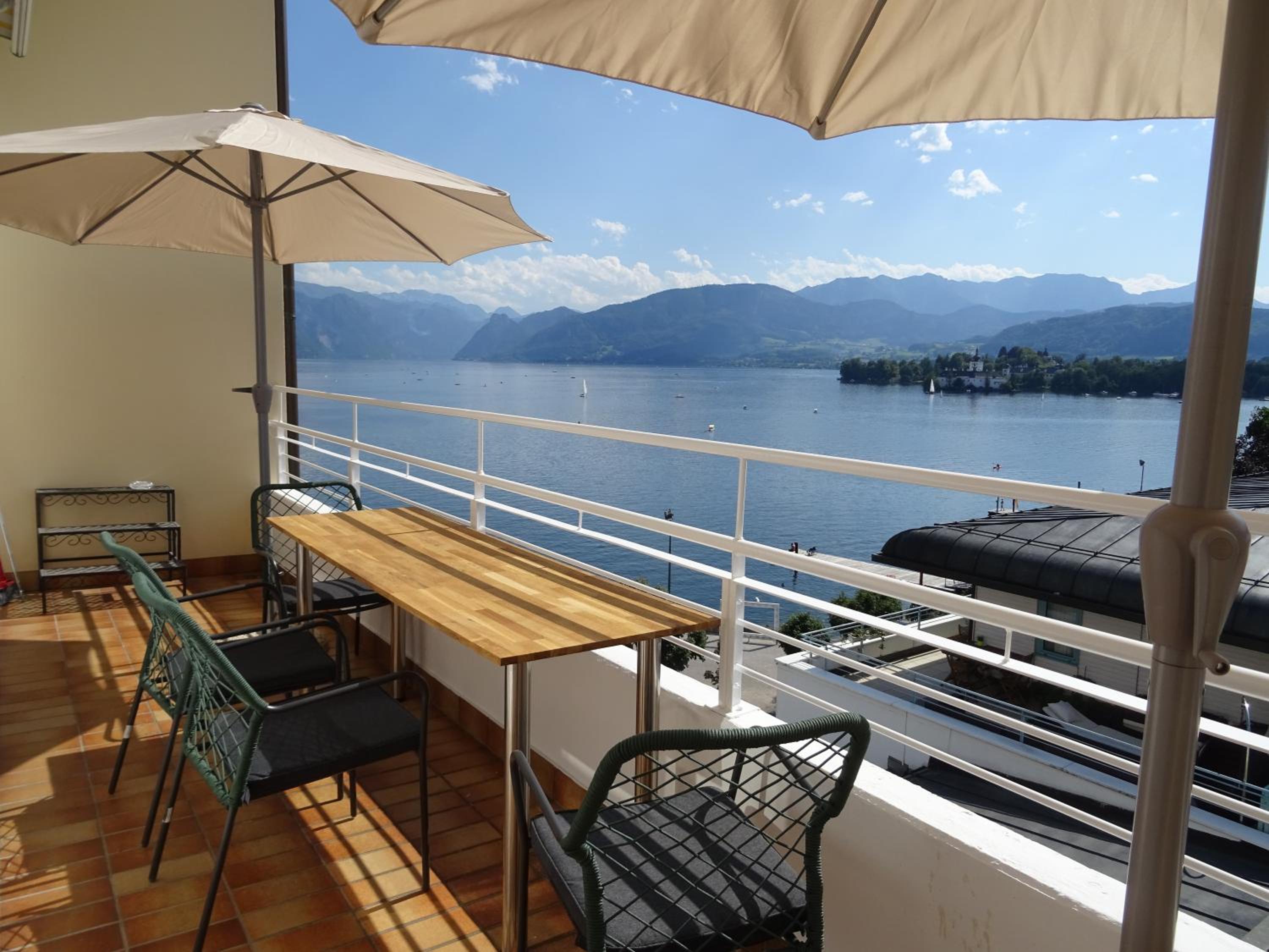 Lake View Apartment, Blick auf den Traunsee und auf das Schloss Orth - ideal für Paare und Genießer view 2