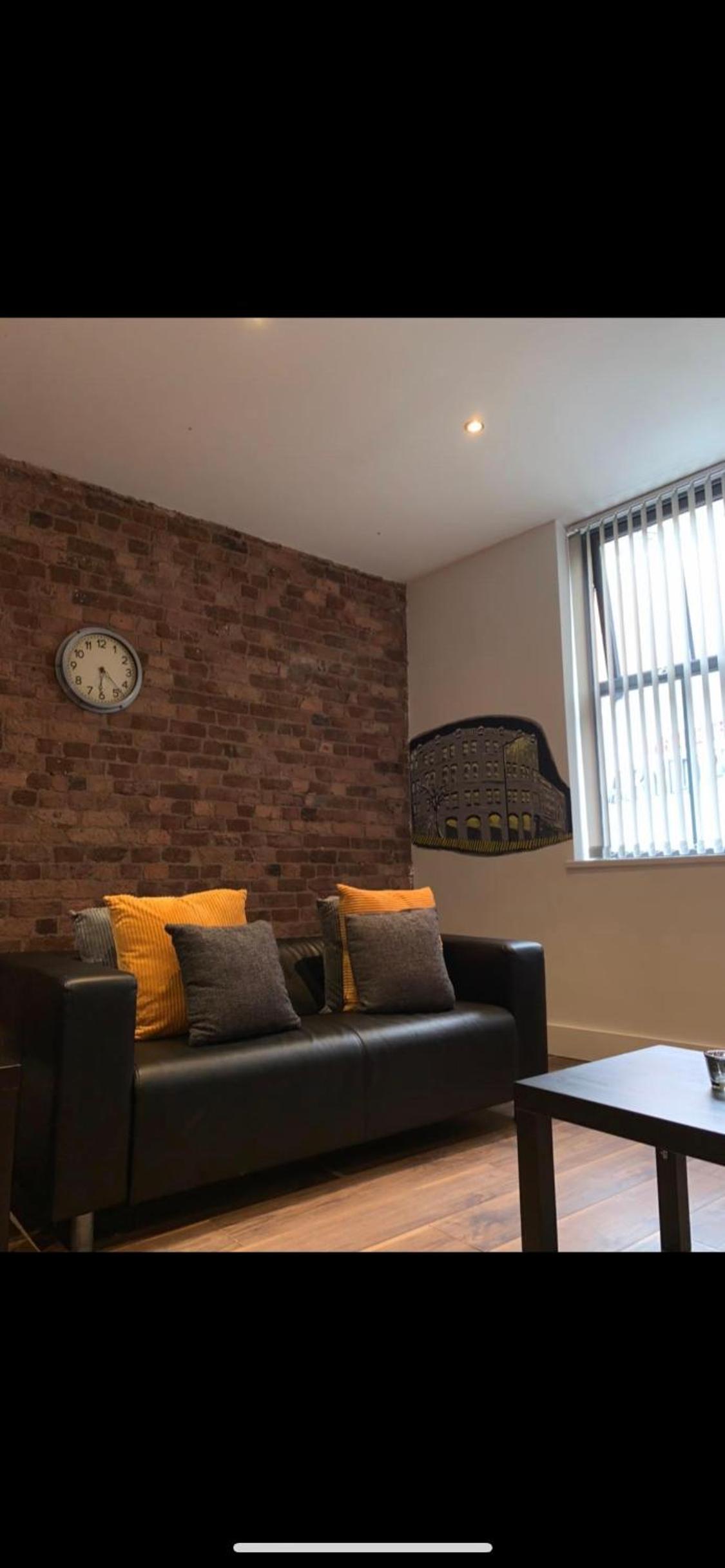 Spacious Shude Hill Apartment With Balcony view 4