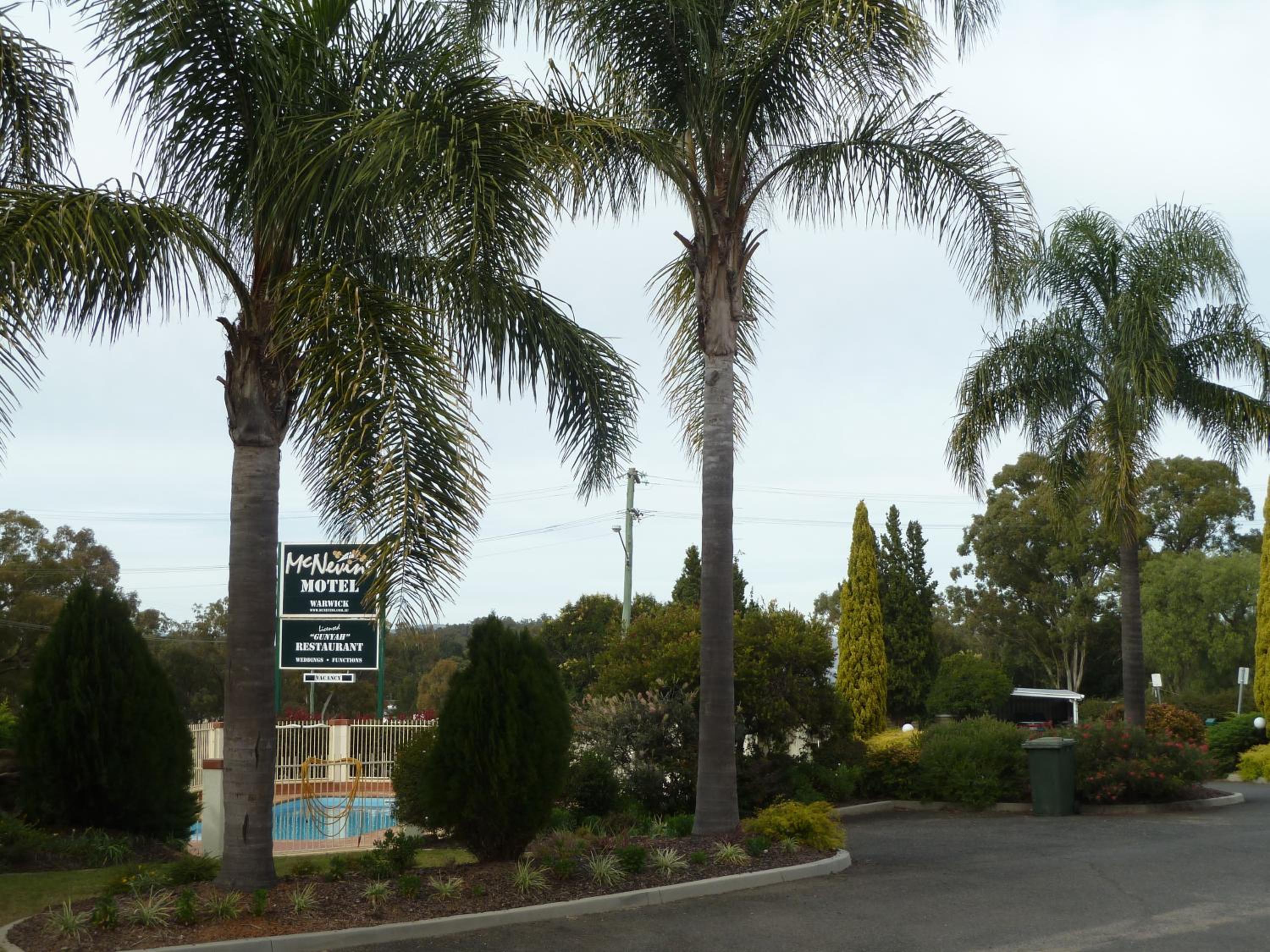 McNevins Warwick Motel