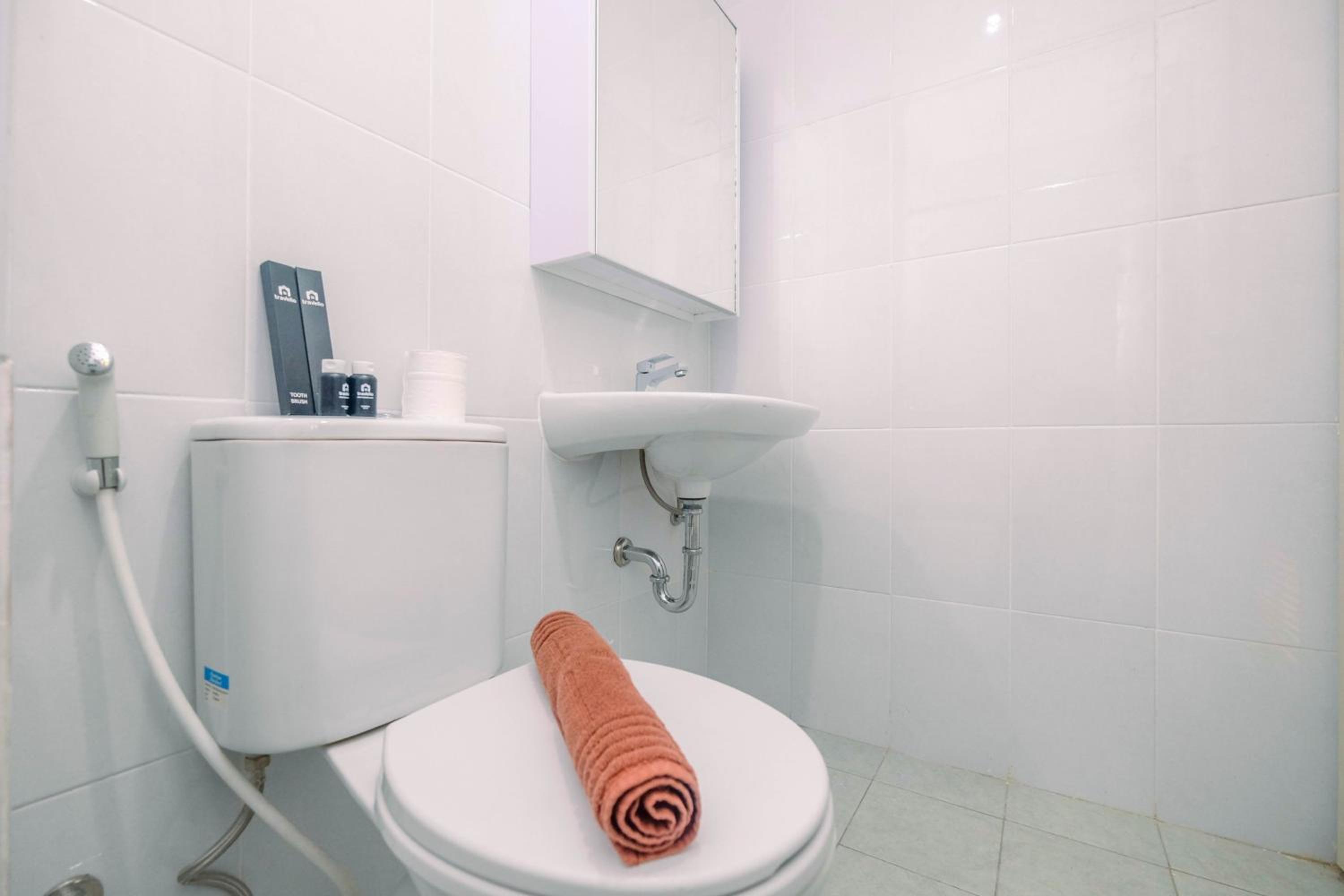 Comfy and Minimalist 1BR Patraland Urbano Apartment near Bekasi Station By Travelio