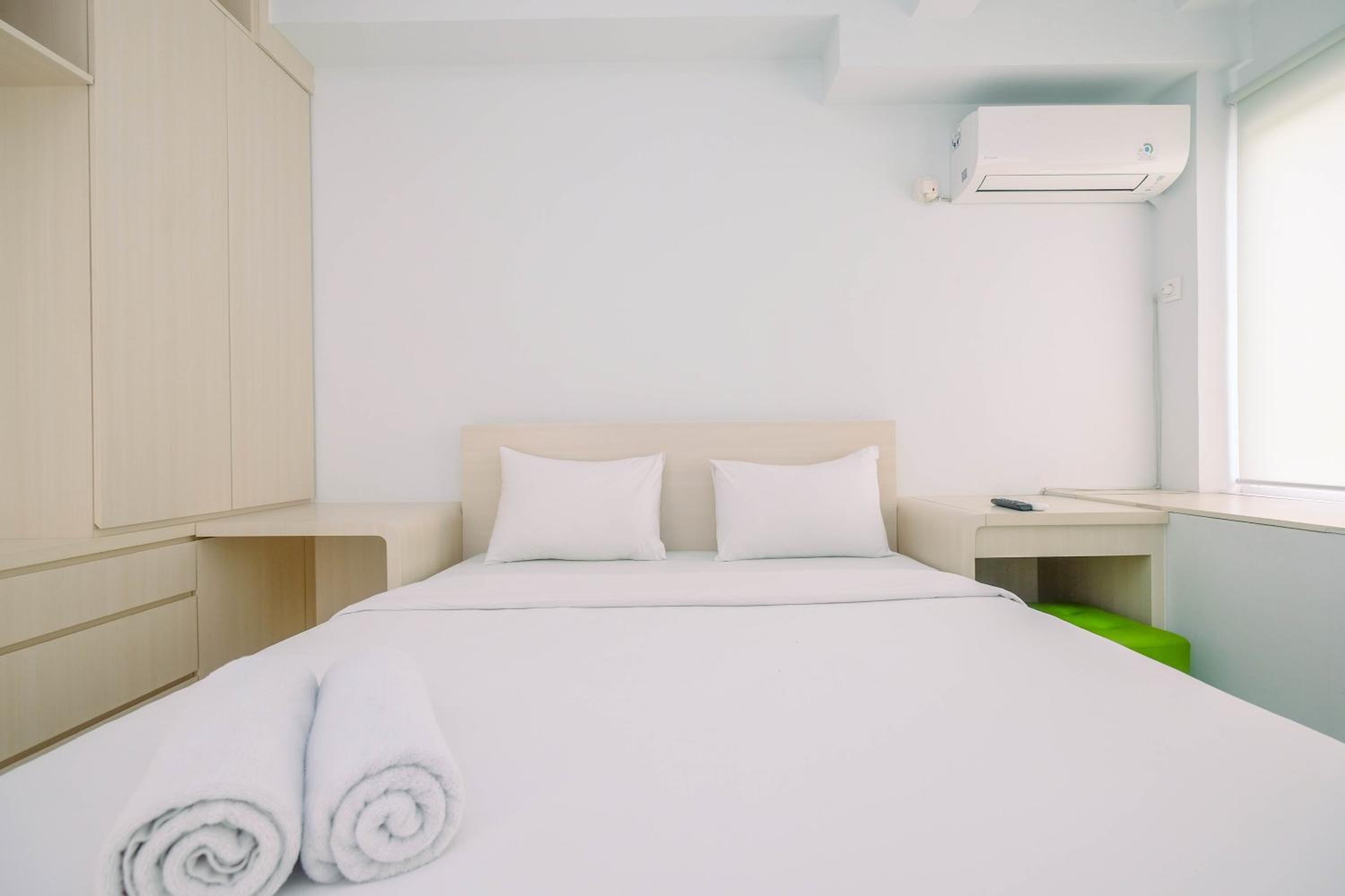 Comfy and Minimalist 1BR Patraland Urbano Apartment near Bekasi Station By Travelio