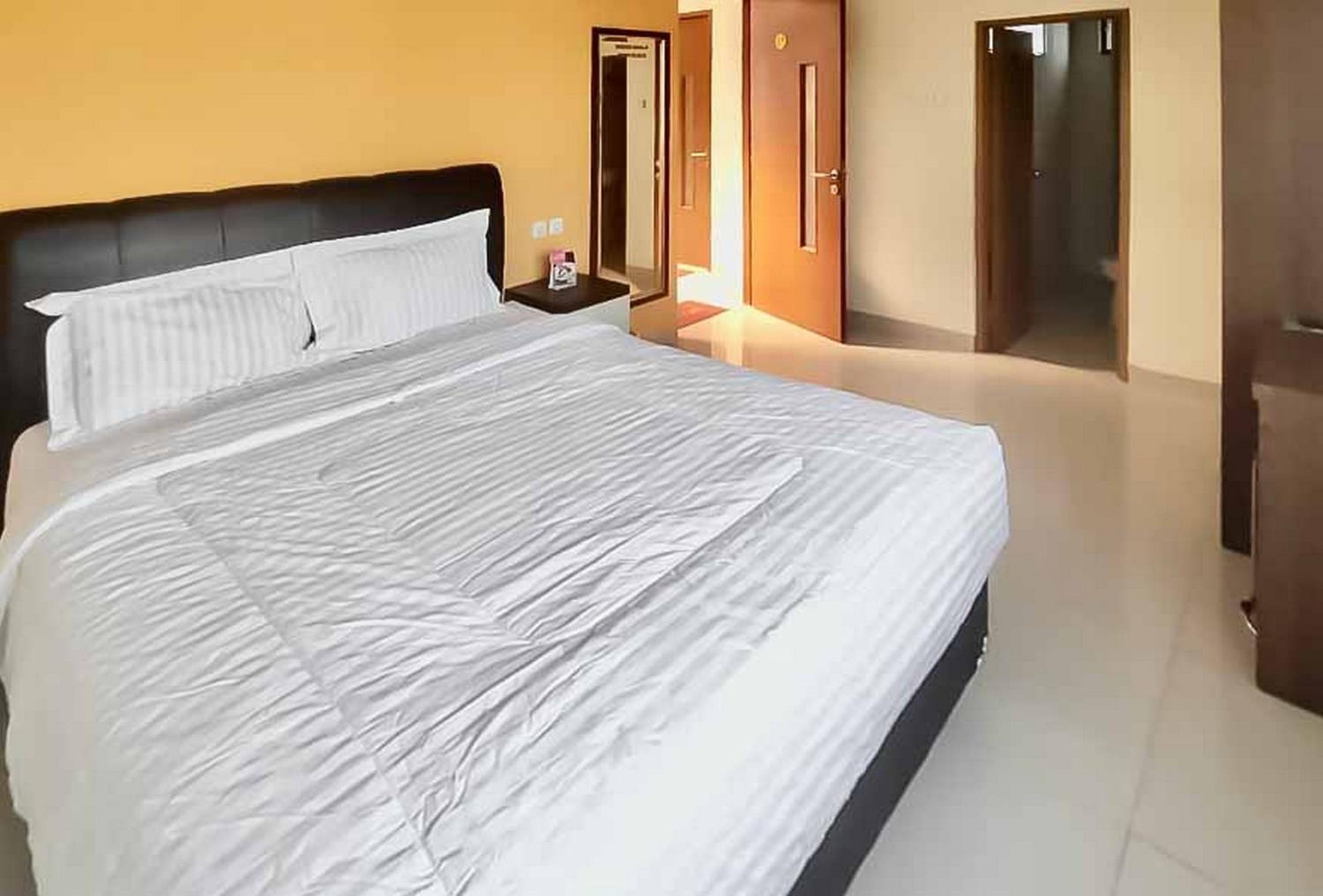 RedDoorz Plus near Cirebon Super Block Mall 2