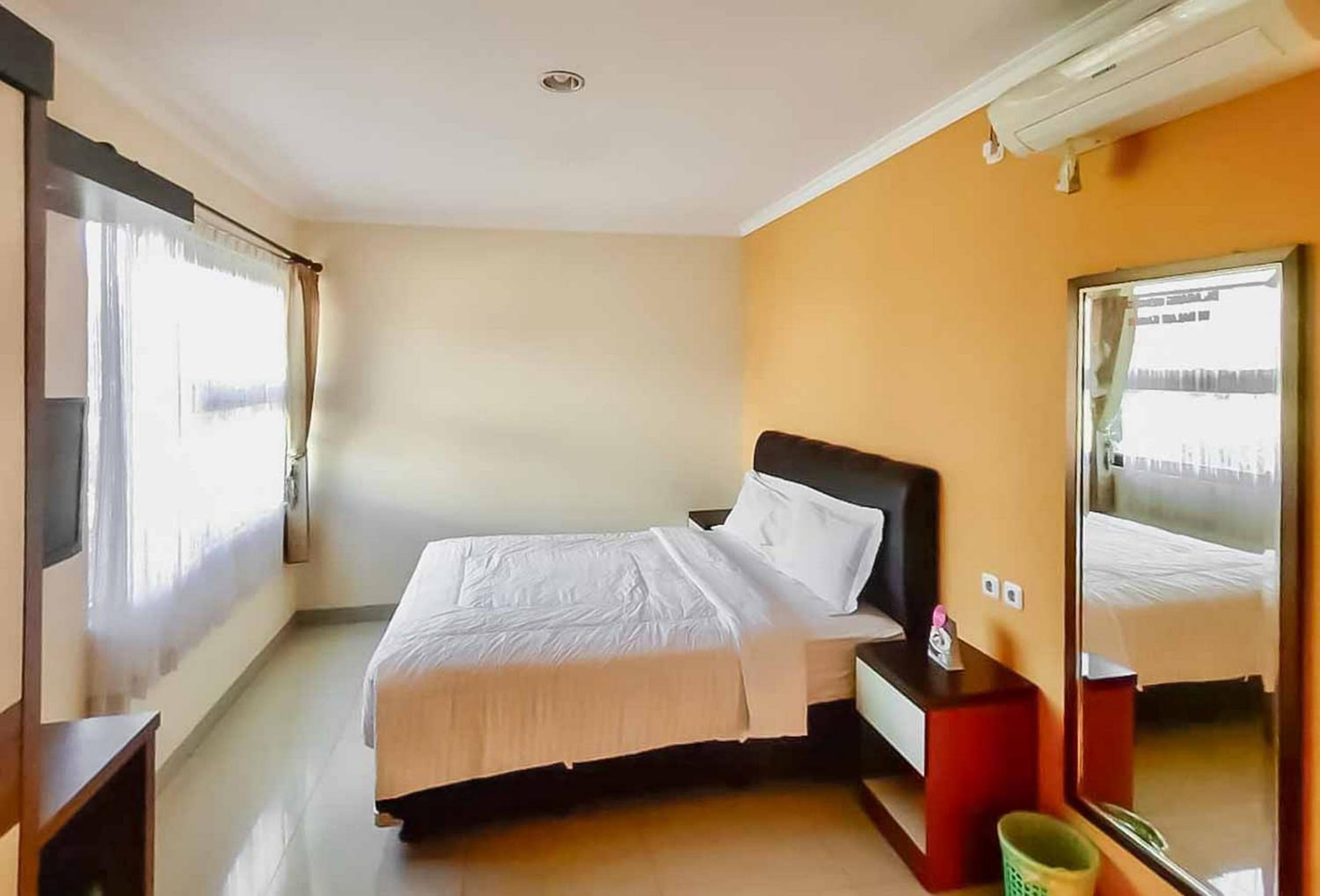 RedDoorz Plus near Cirebon Super Block Mall 2, チレボン - 11