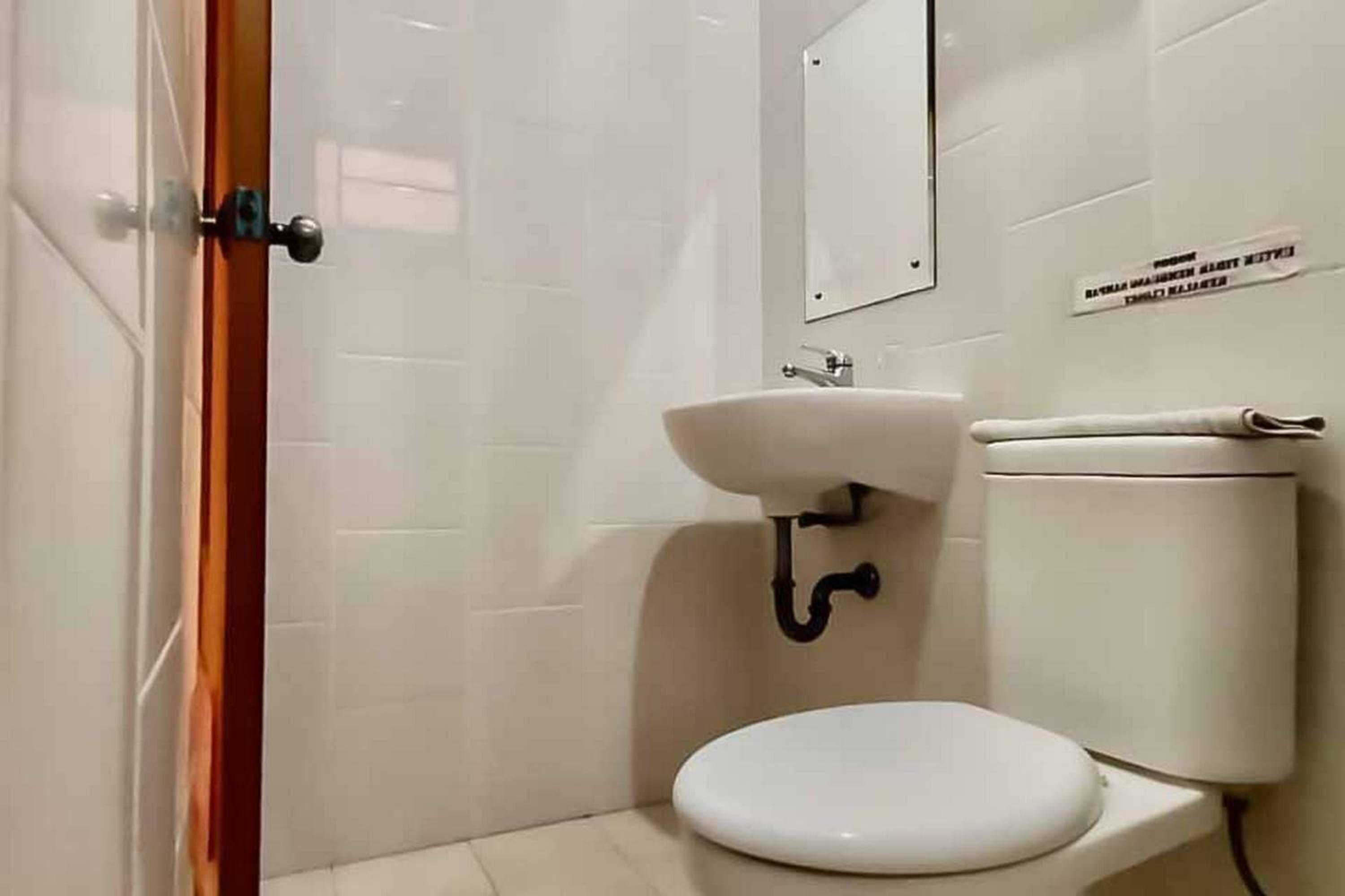RedDoorz Plus near Cirebon Super Block Mall 2, チレボン - 16