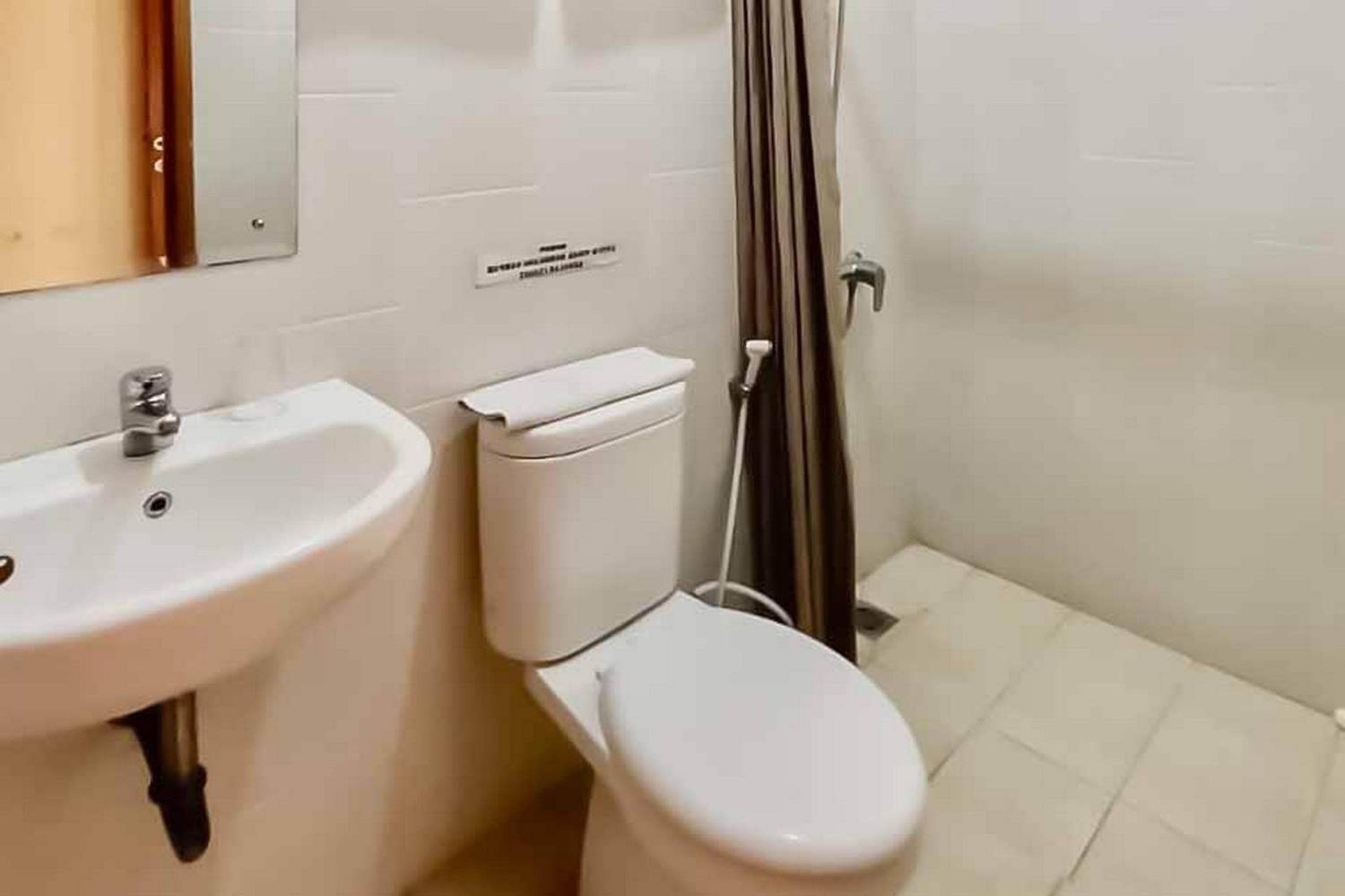 RedDoorz Plus near Cirebon Super Block Mall 2, チレボン - 9