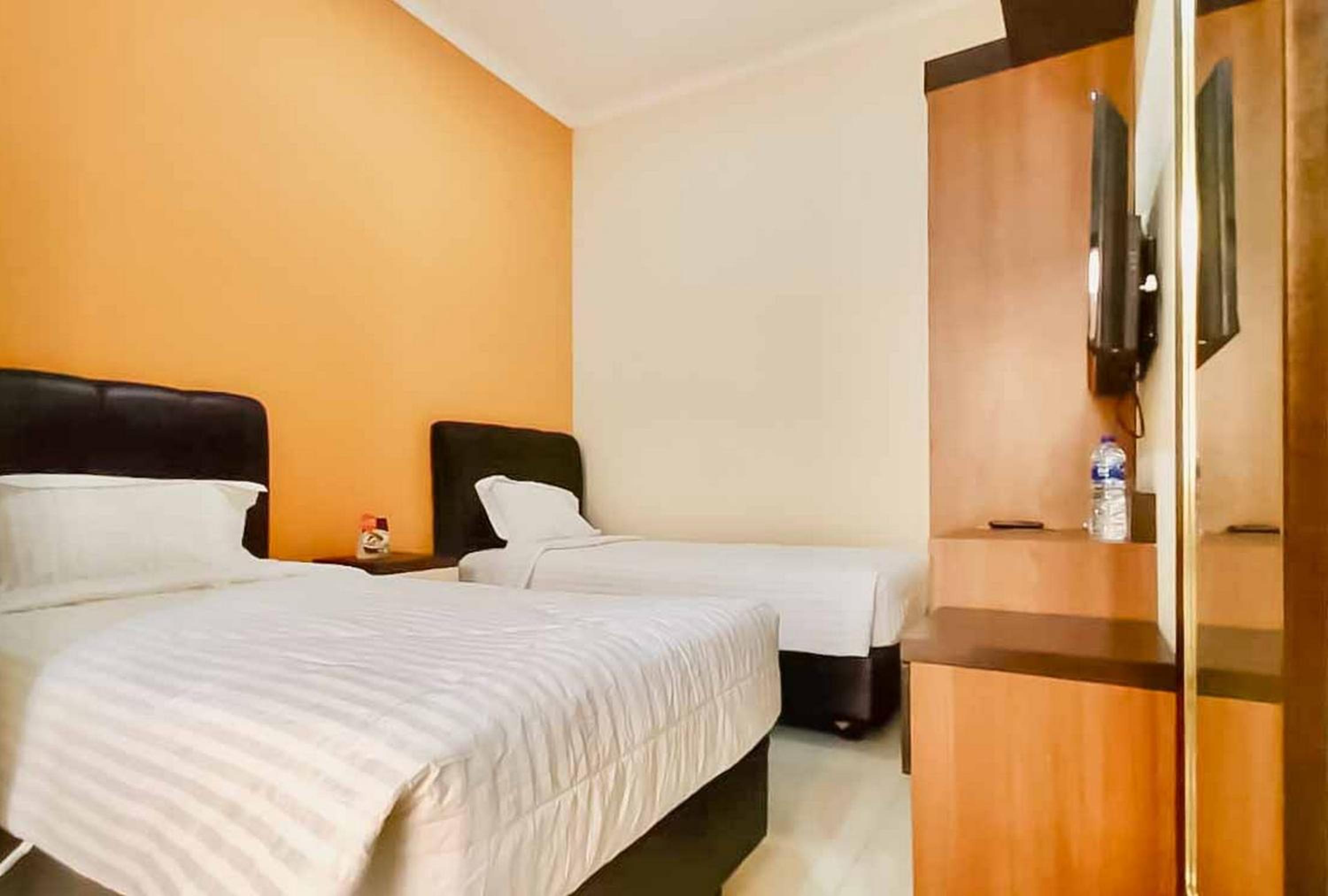 RedDoorz Plus near Cirebon Super Block Mall 2, チレボン - 12