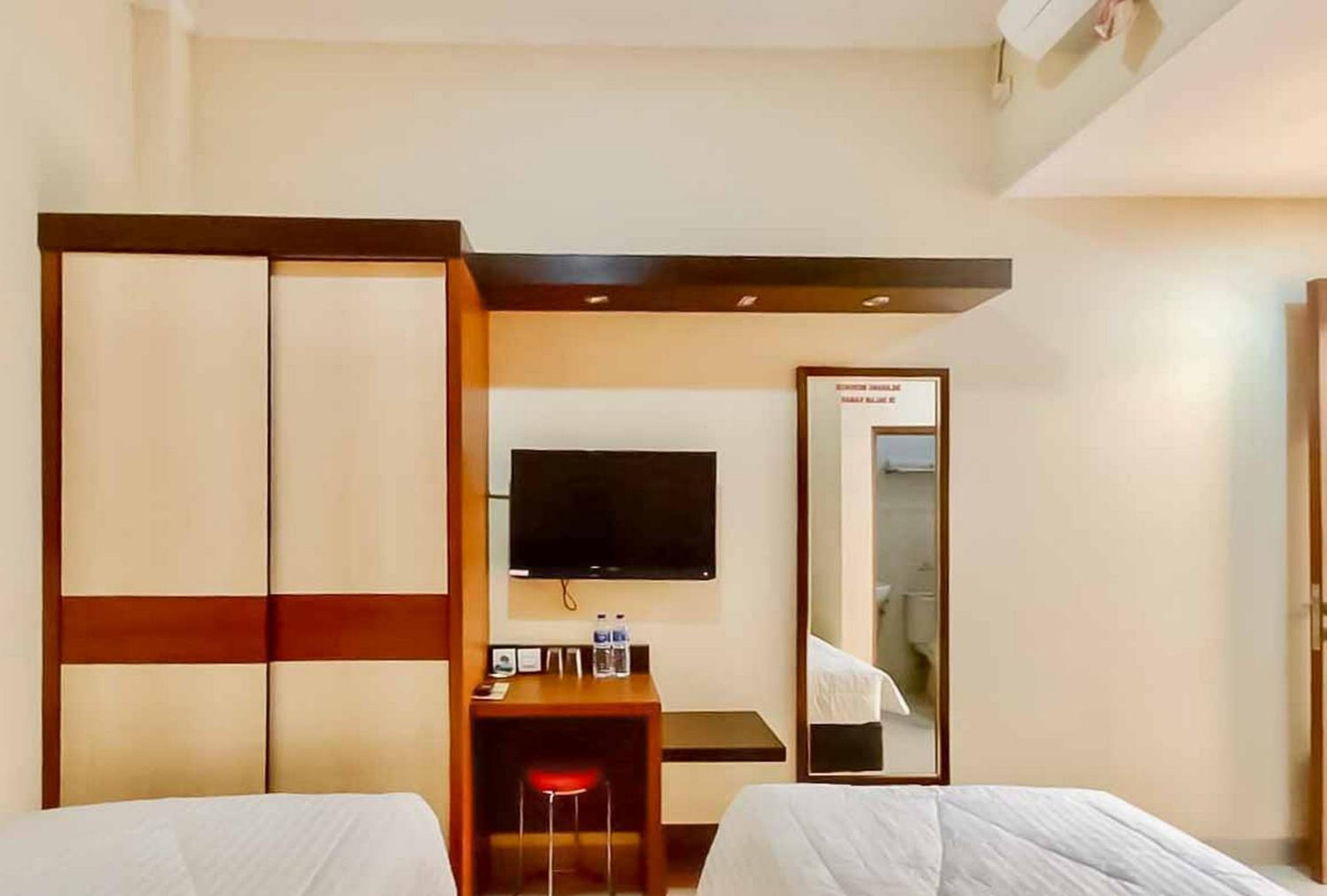 RedDoorz Plus near Cirebon Super Block Mall 2, チレボン - 13