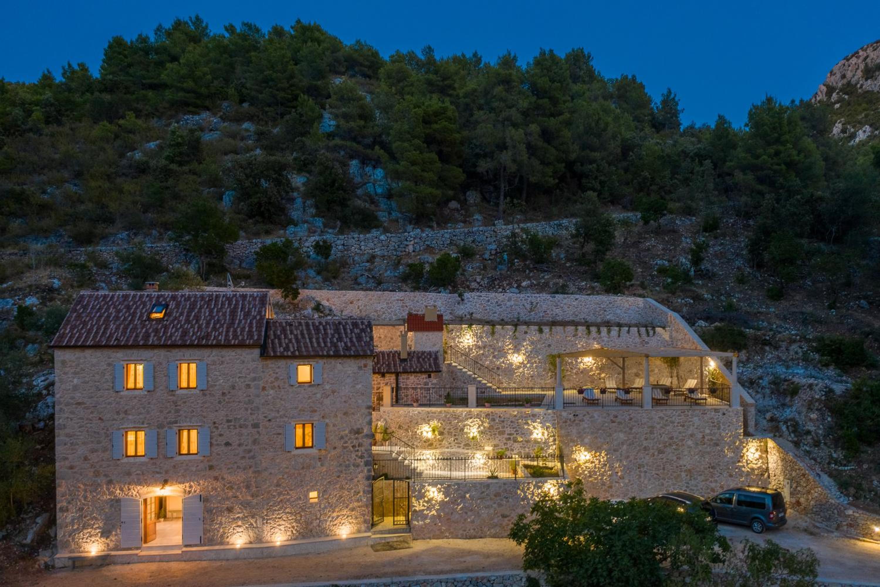 Rustic luxury Villa Fulmin view 3